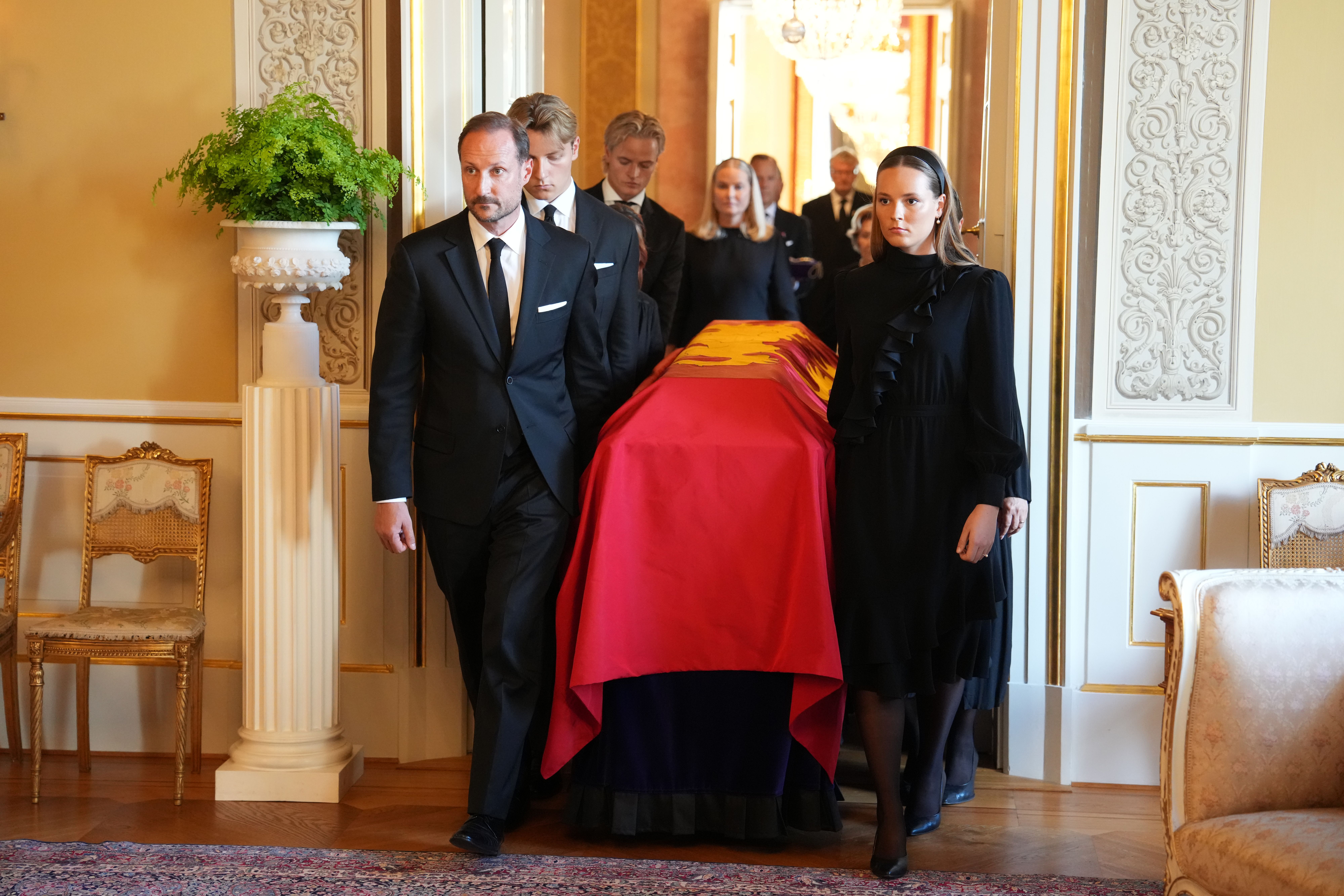 Se Kong Haralds båre bli flyttet til Slottskapellet