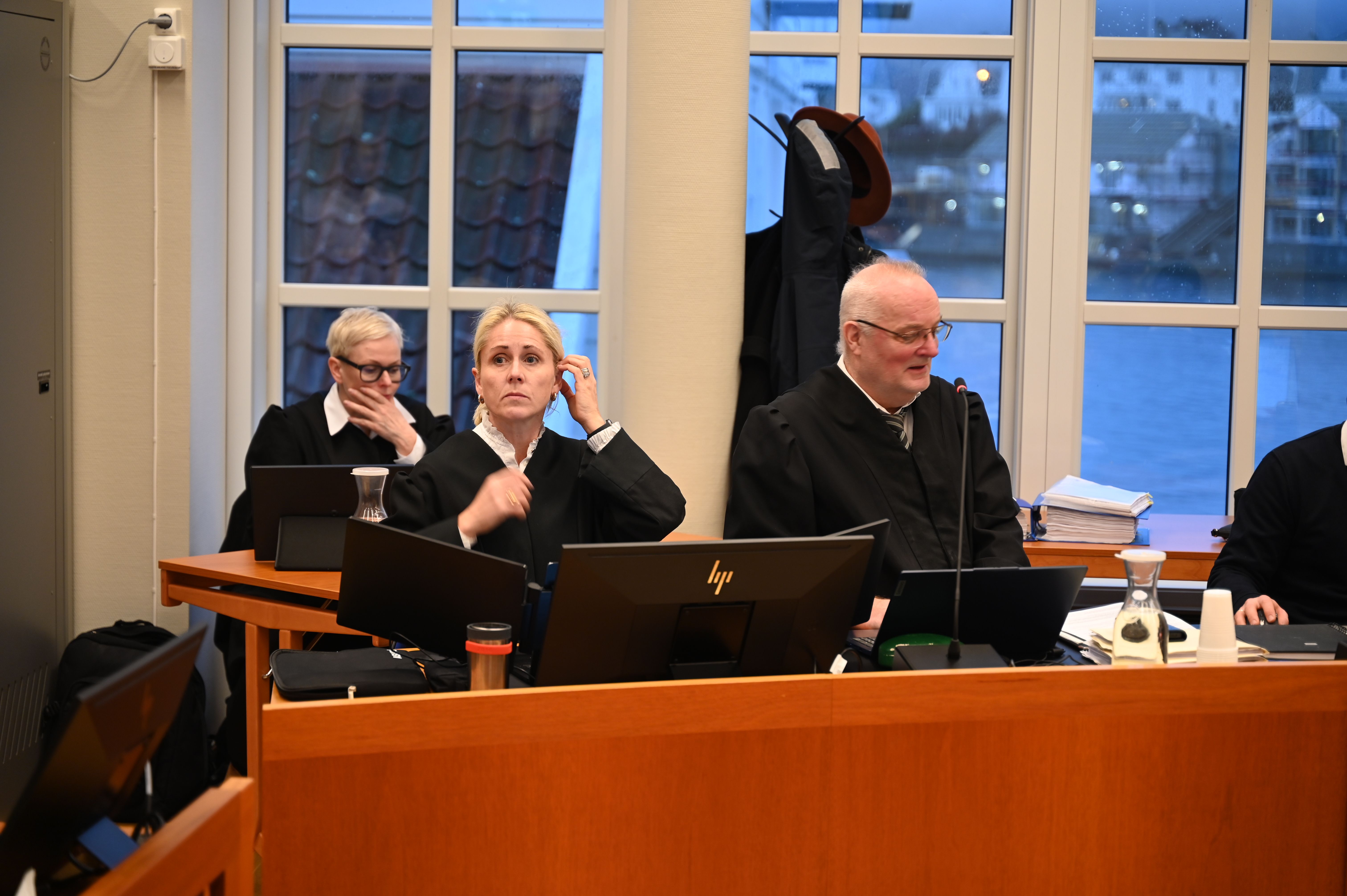 Dommerne vurderer om dørene skal lukkes