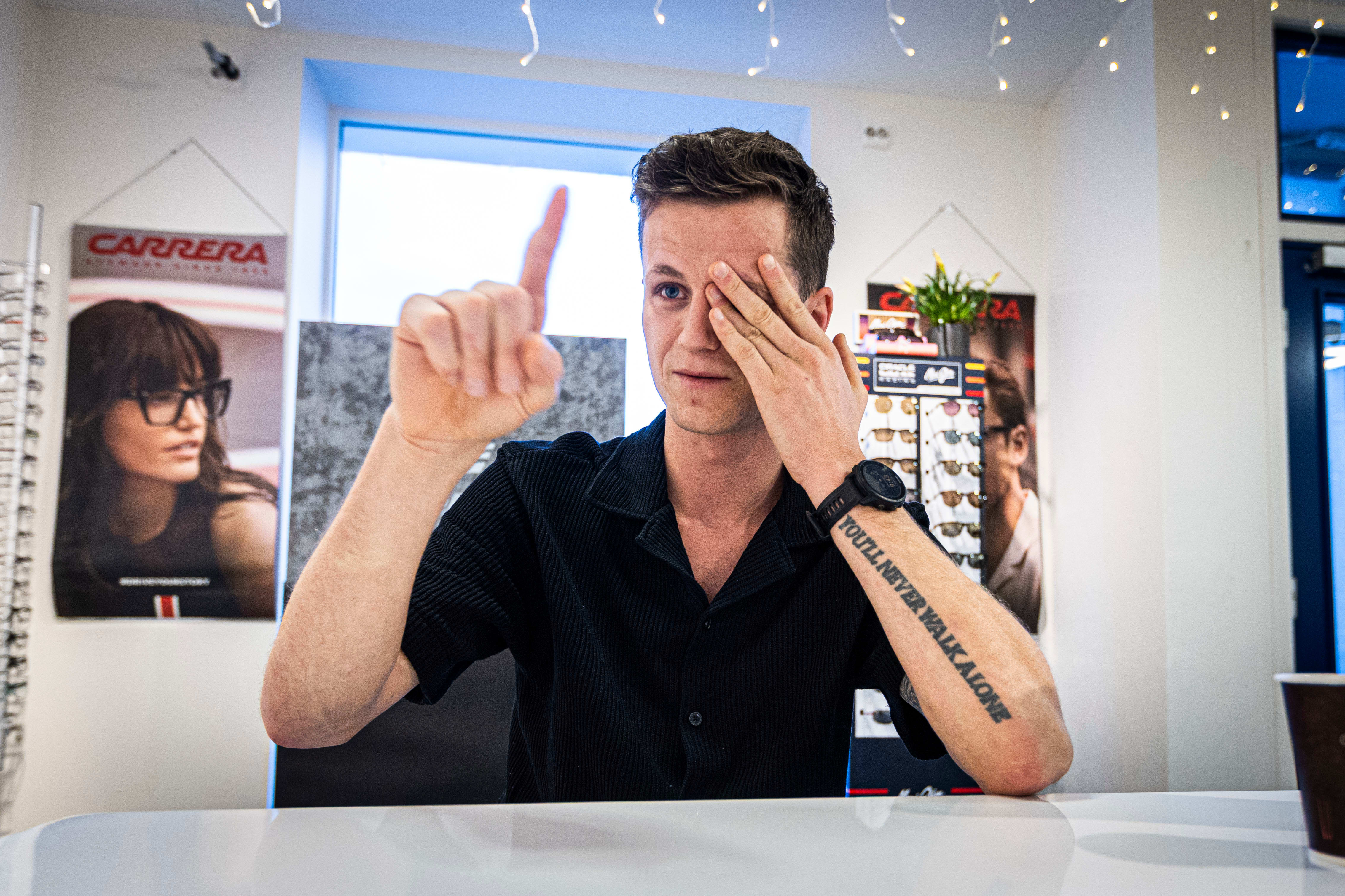 Fikk rakett i øyet. Nå har han åpnet optikerbutikk.