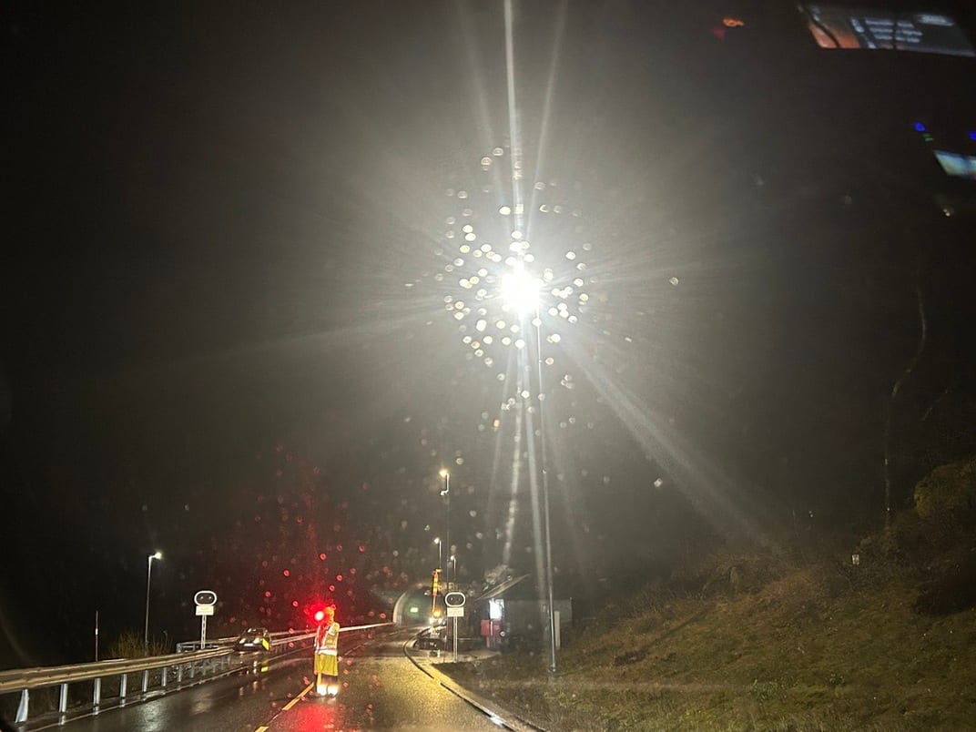 Derfor møter du ofte rødt lys på fylkesvei 43