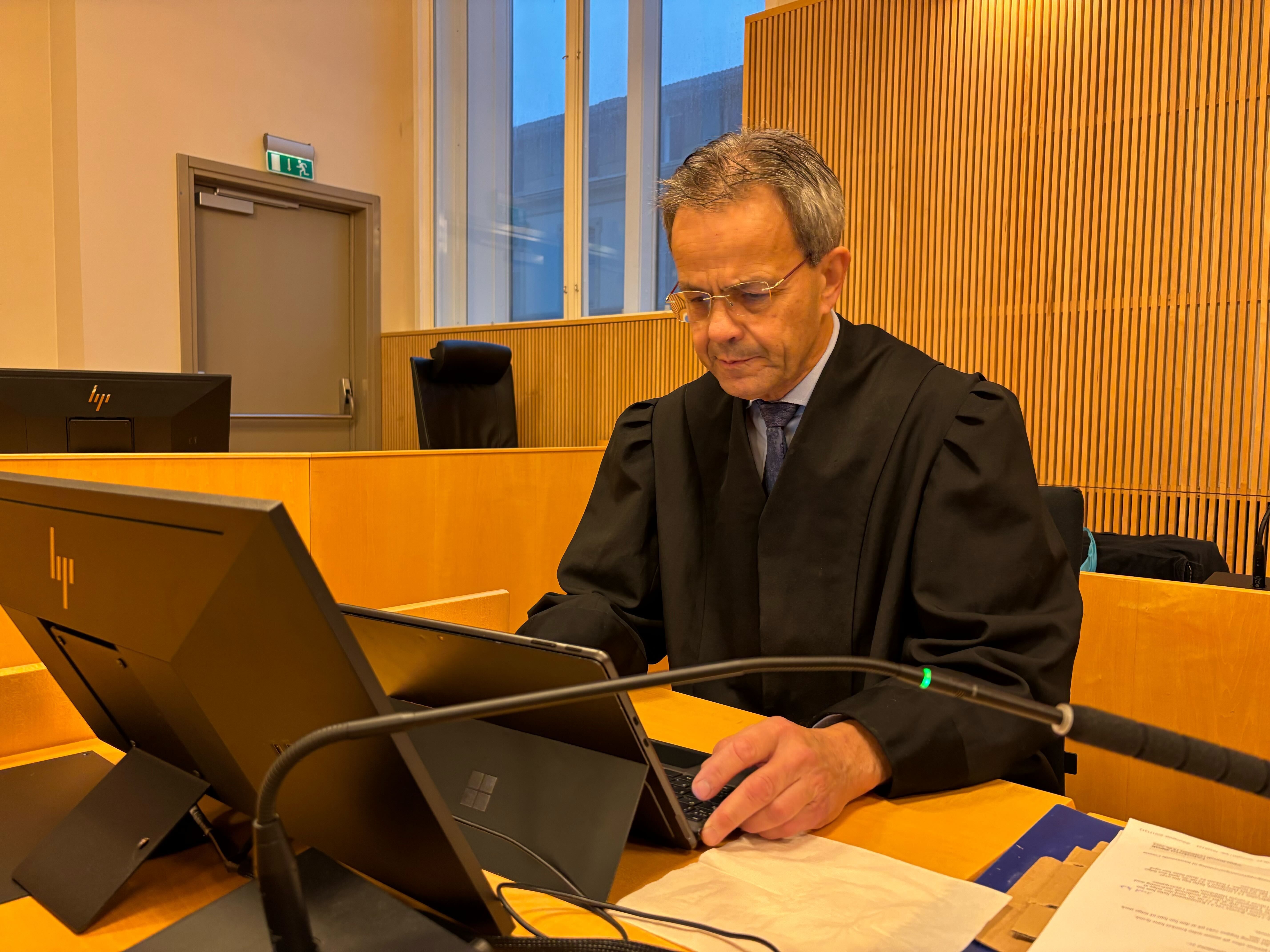 Søkte på salt­syre, lim og kokende væske