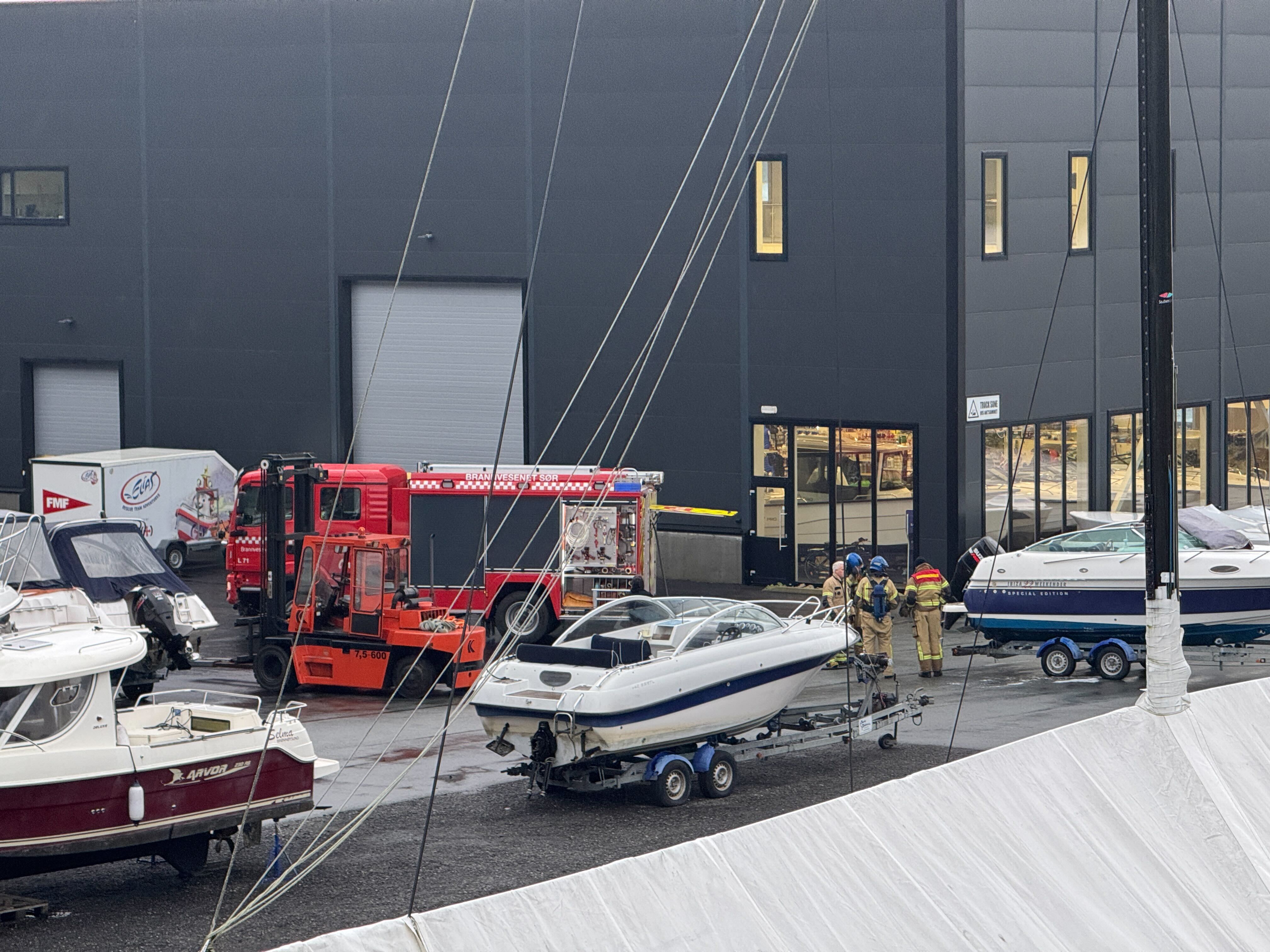 En til legevakt etter brann i båt
