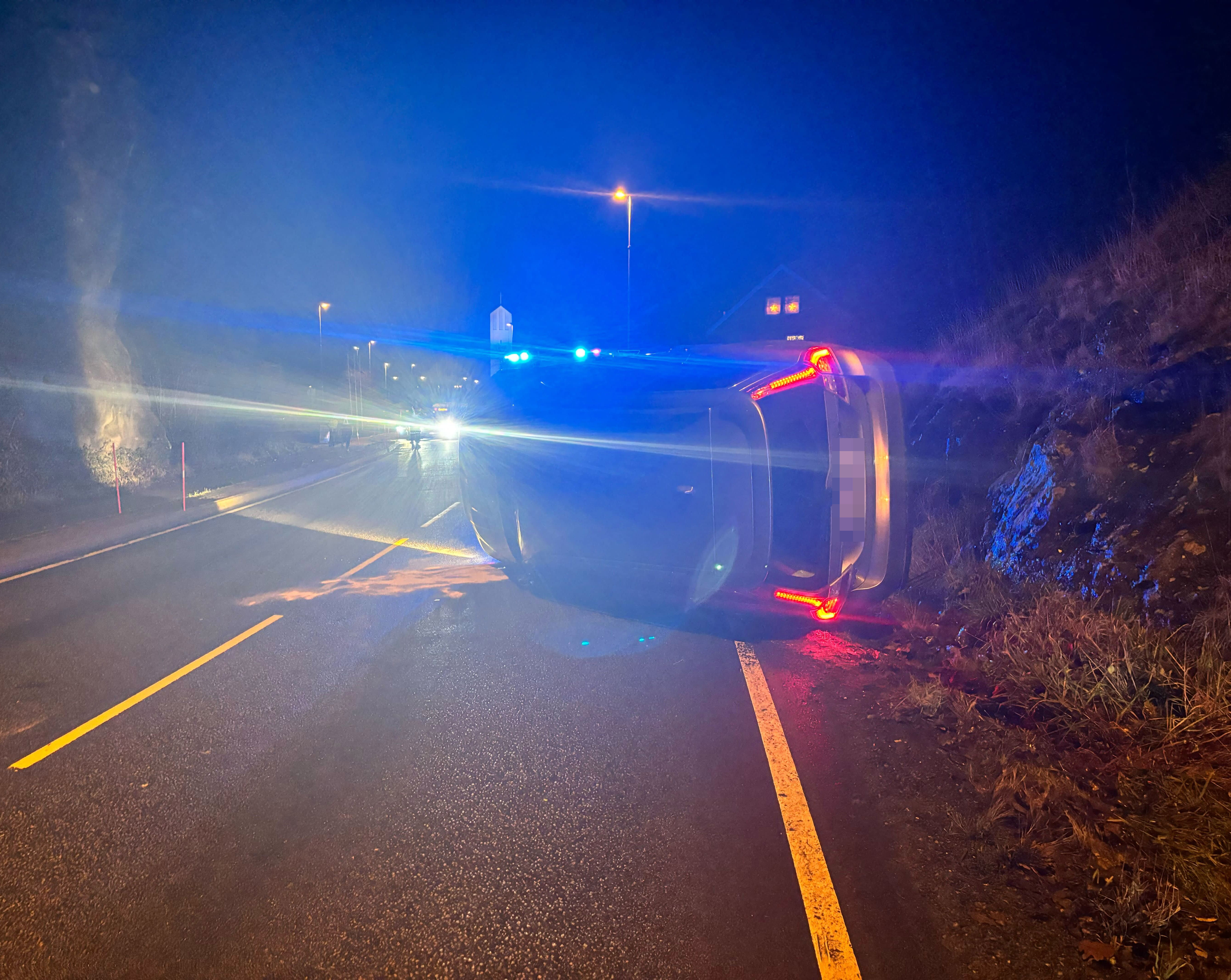 Bil kjørte utfor veien og veltet