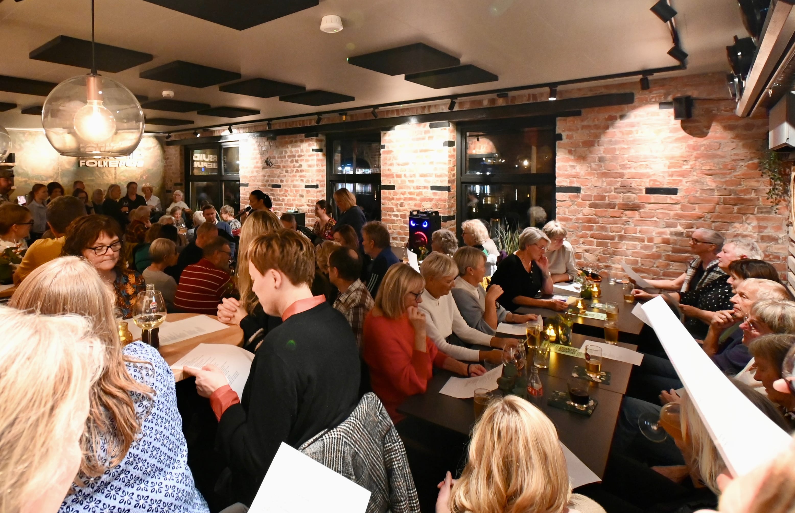 Stappfull pub sang av full hals