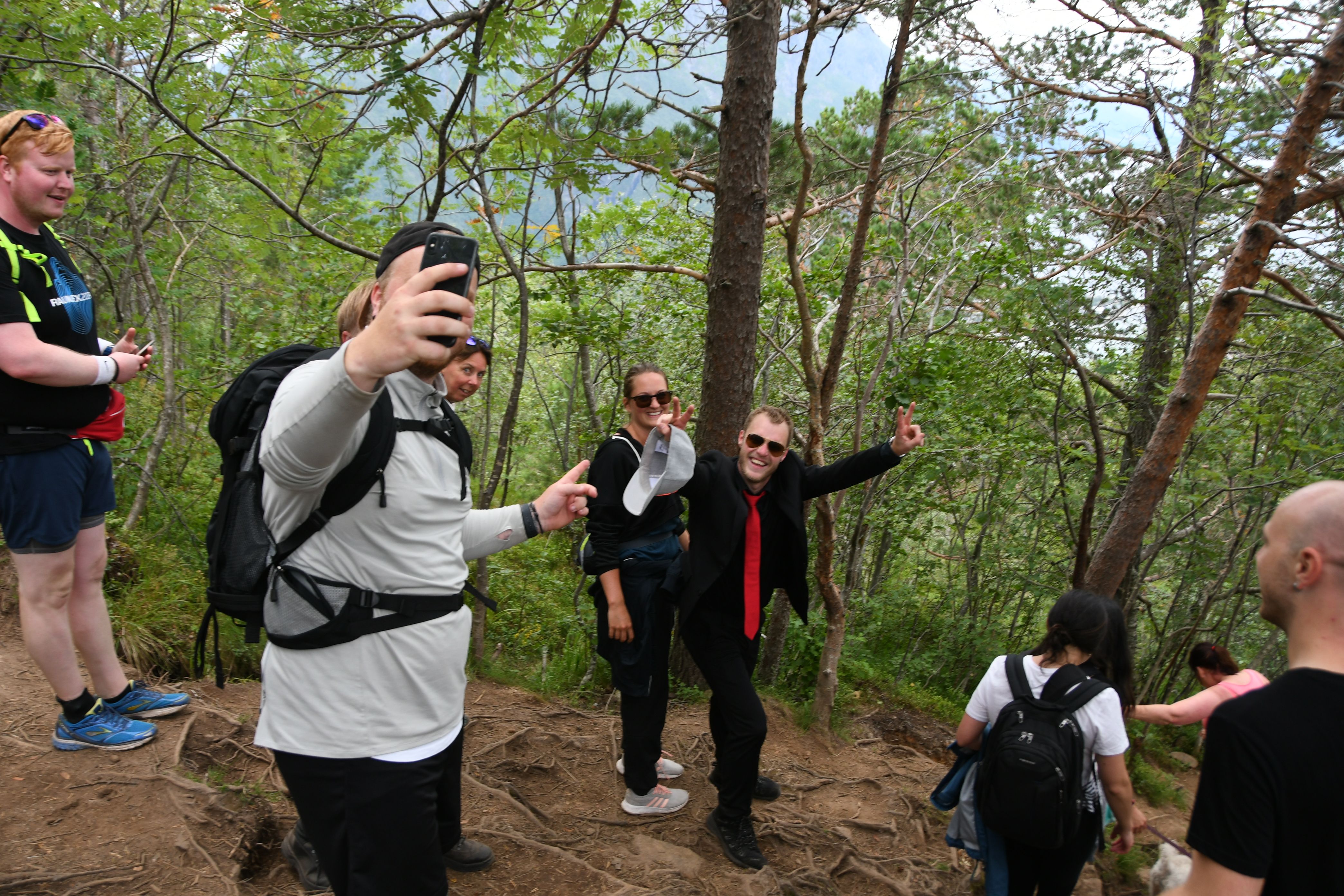 Med slips og dress på stien smp.no