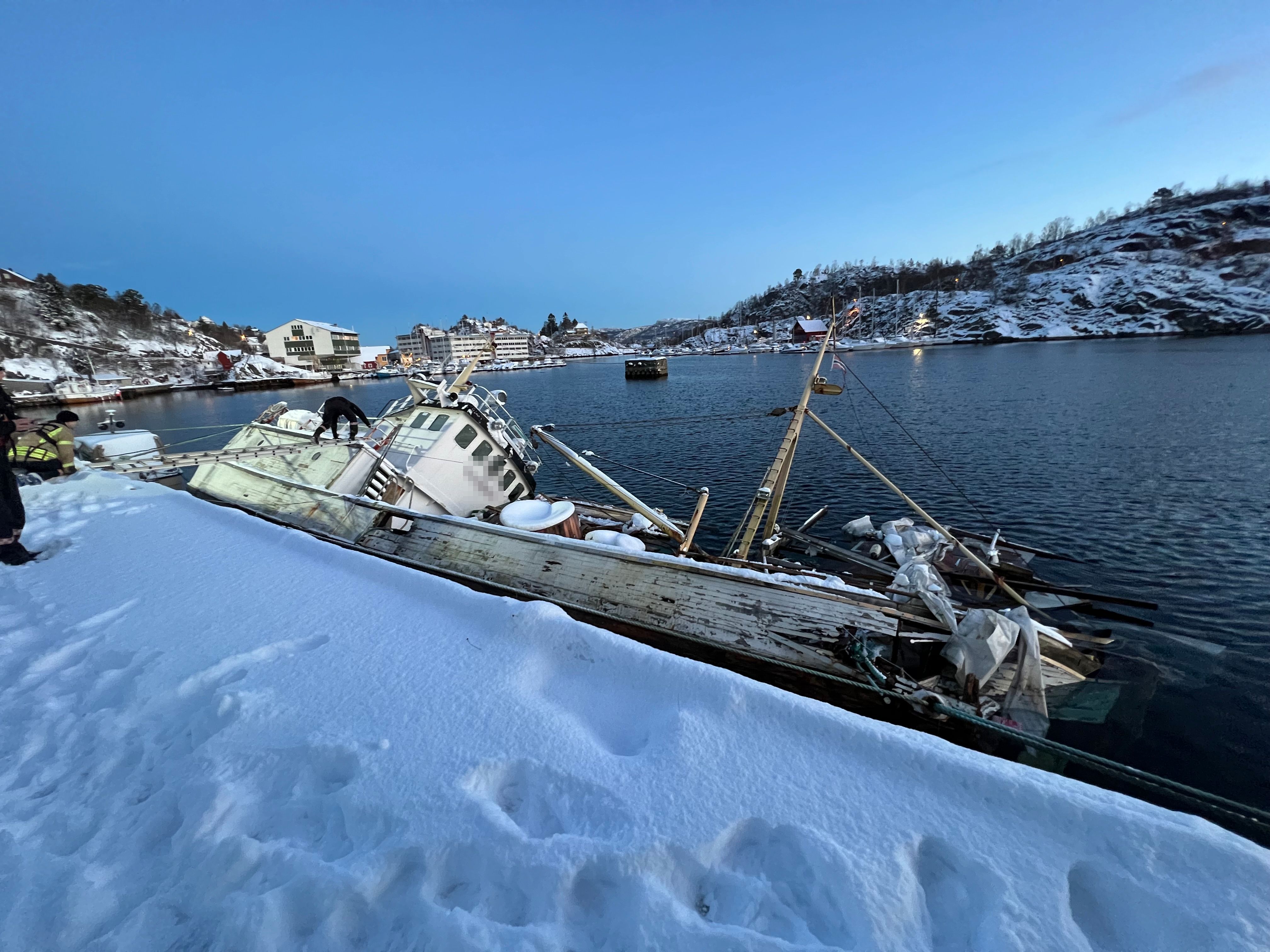 Kommunen startet sikring av båt i Florvåg. Eier meldte seg og tok over