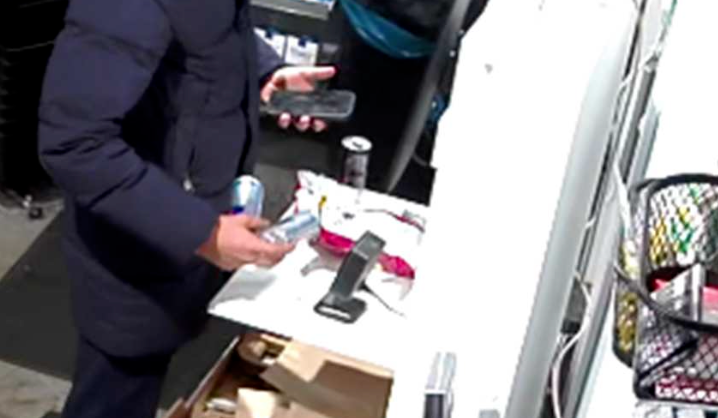 En underkropp på en person som står vid betalstation på obemannad butik.