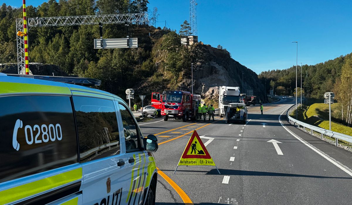 Trafikkulykke mellom bil og trailer: – Fremstår alvorlig