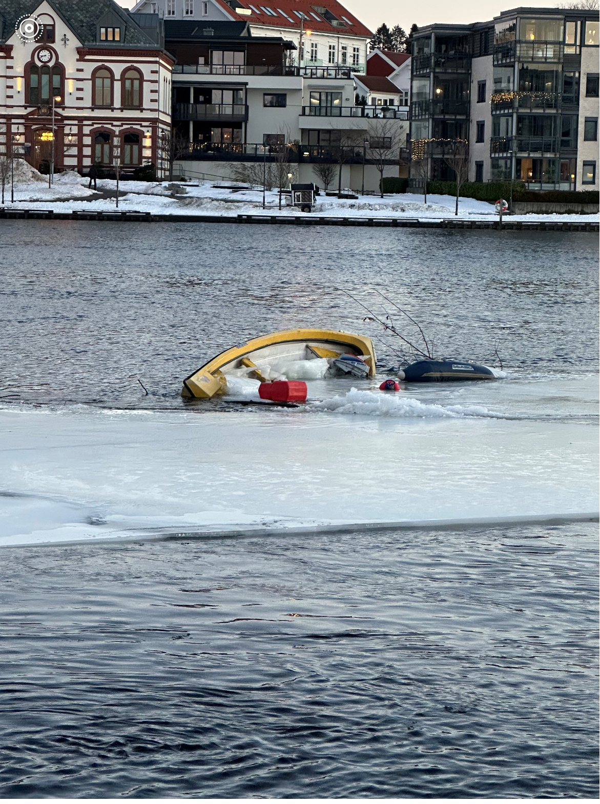 Fjernet båt som drev sammen med stort isflak - fvn.no
