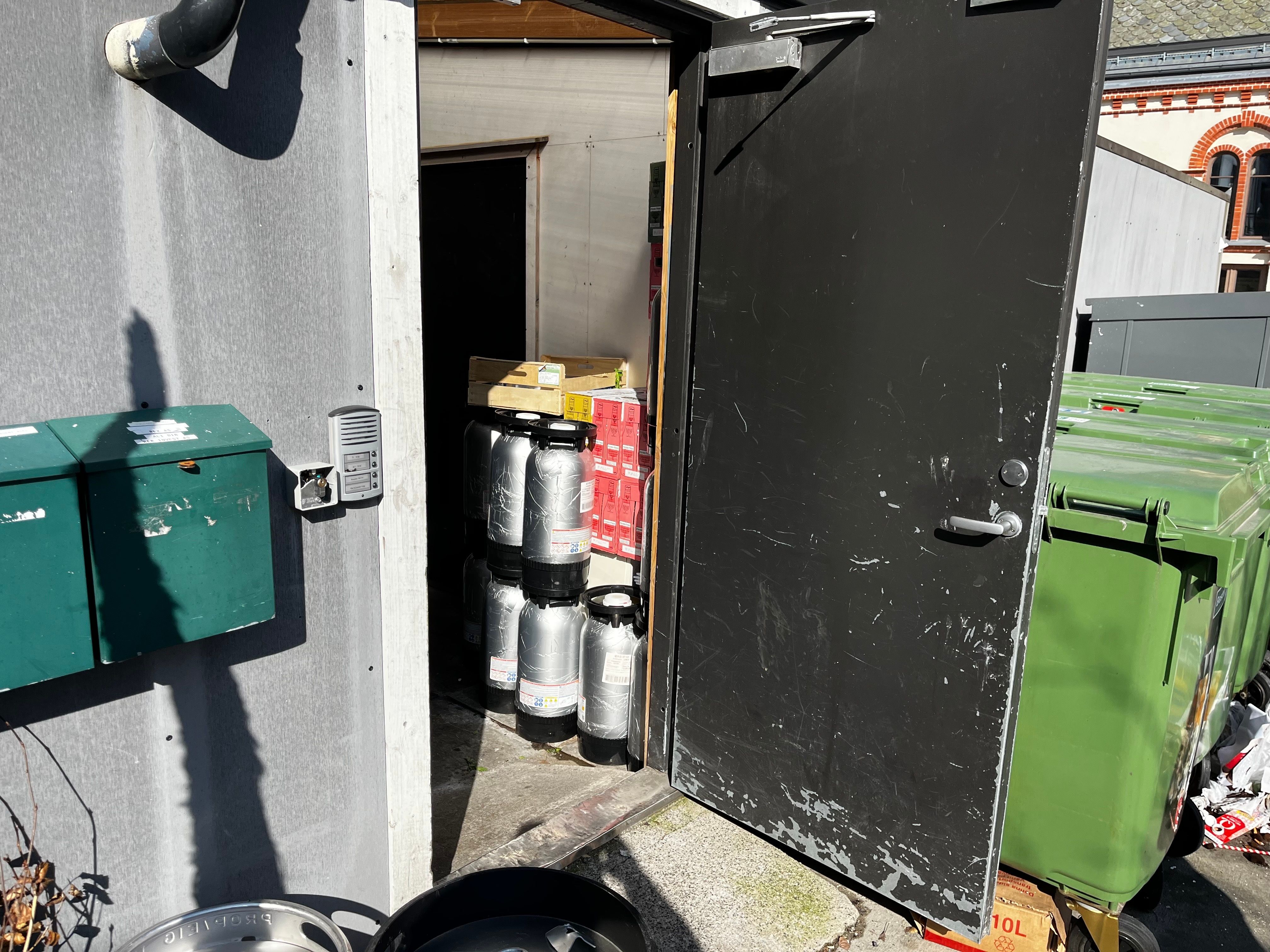 Tyver brøt seg inn gjennom bakdøra: – Kjedelig og skikkelig irri­terende