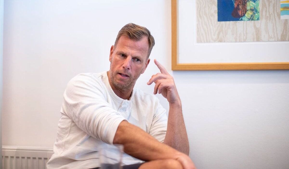Ansetter ikke folk som drikker kaffe med begge hendene
