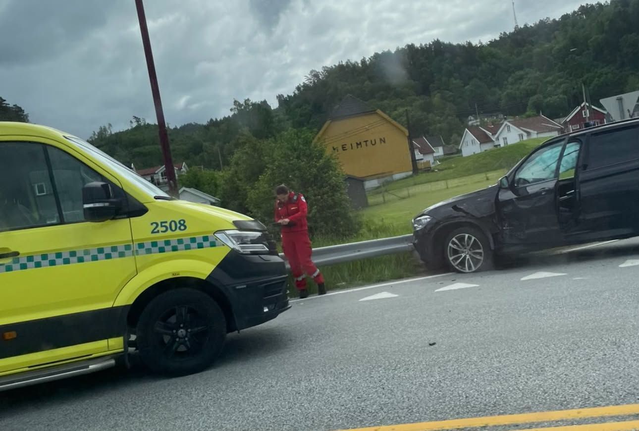 Trafikkulykke på fylkesvei - to biler skal ha kollidert