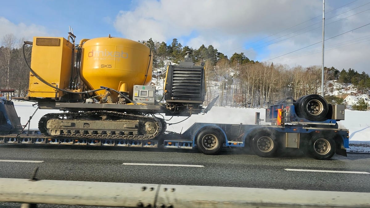 Røykutvikling fra lastebil på E18