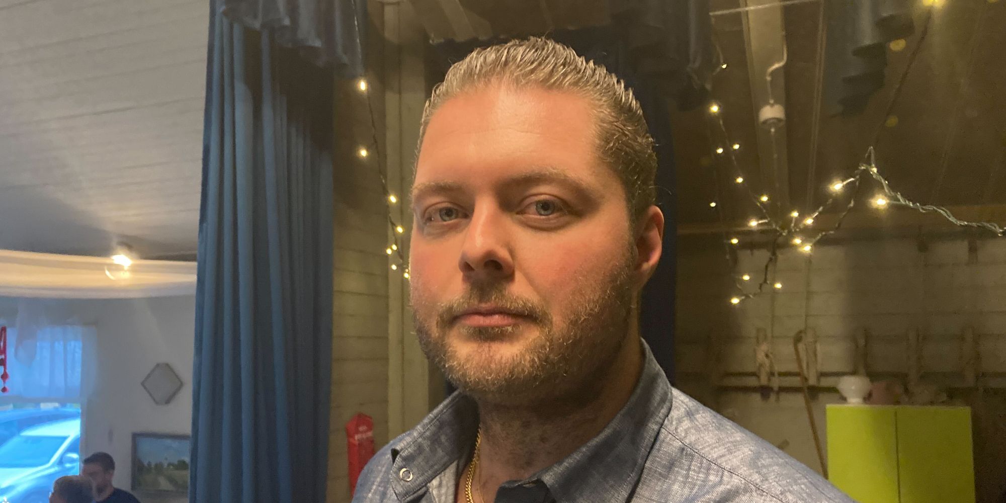 En man i bakåtslickat hår.
