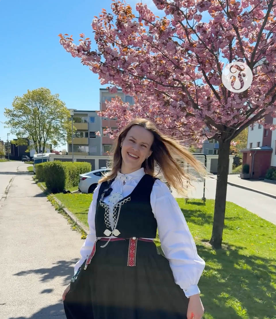 Sydde sin egen bunad: – Jeg ville ha blå, for det er min favo­ritt­farge