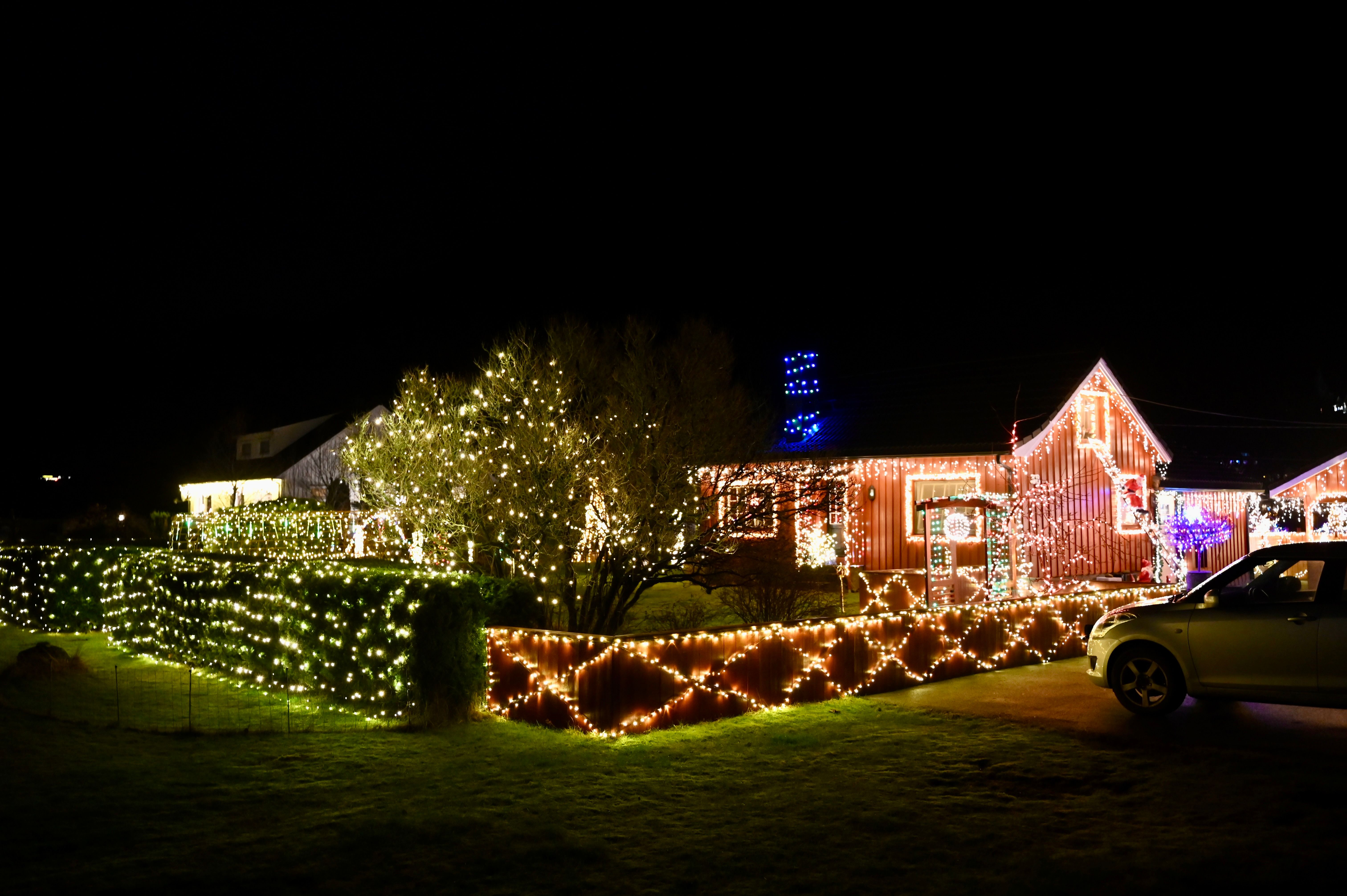 Har satt opp mange tusen julelys: – Jeg har ikke fått noen klager