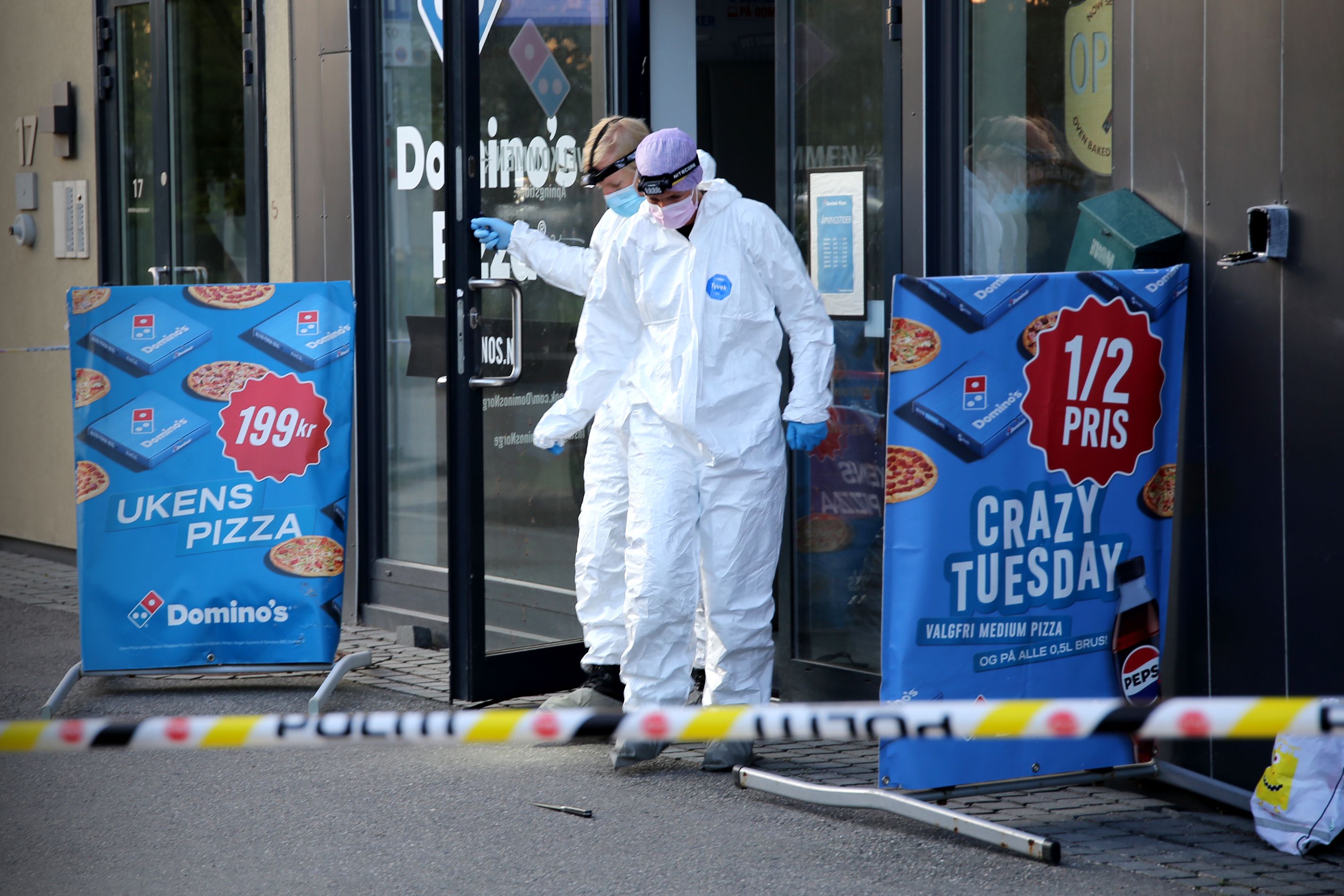– Kan dere komme til Dominos. Det er noen som slår hverandre.
