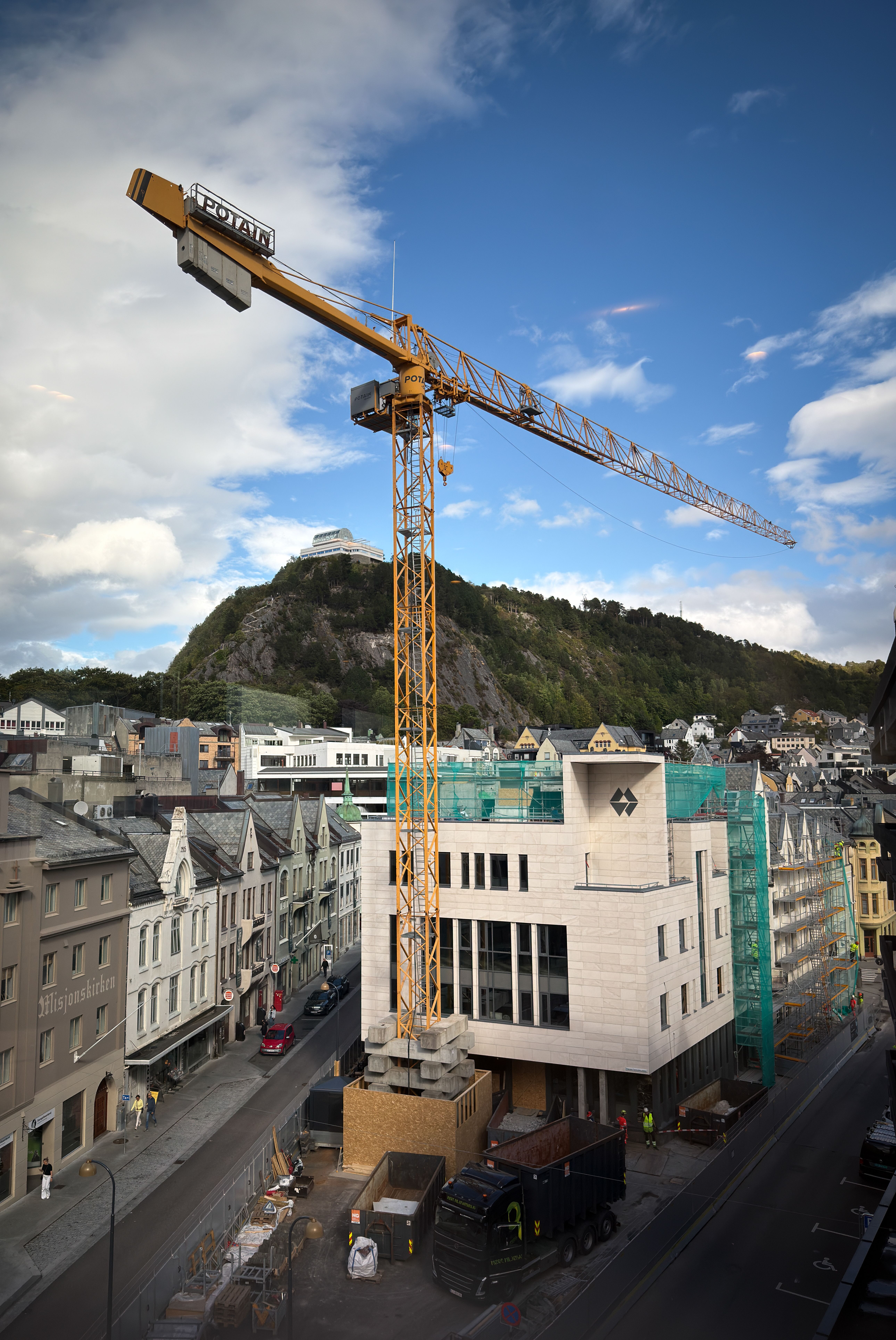 Se video: Byens luftigste arbeids­plass - smp.no