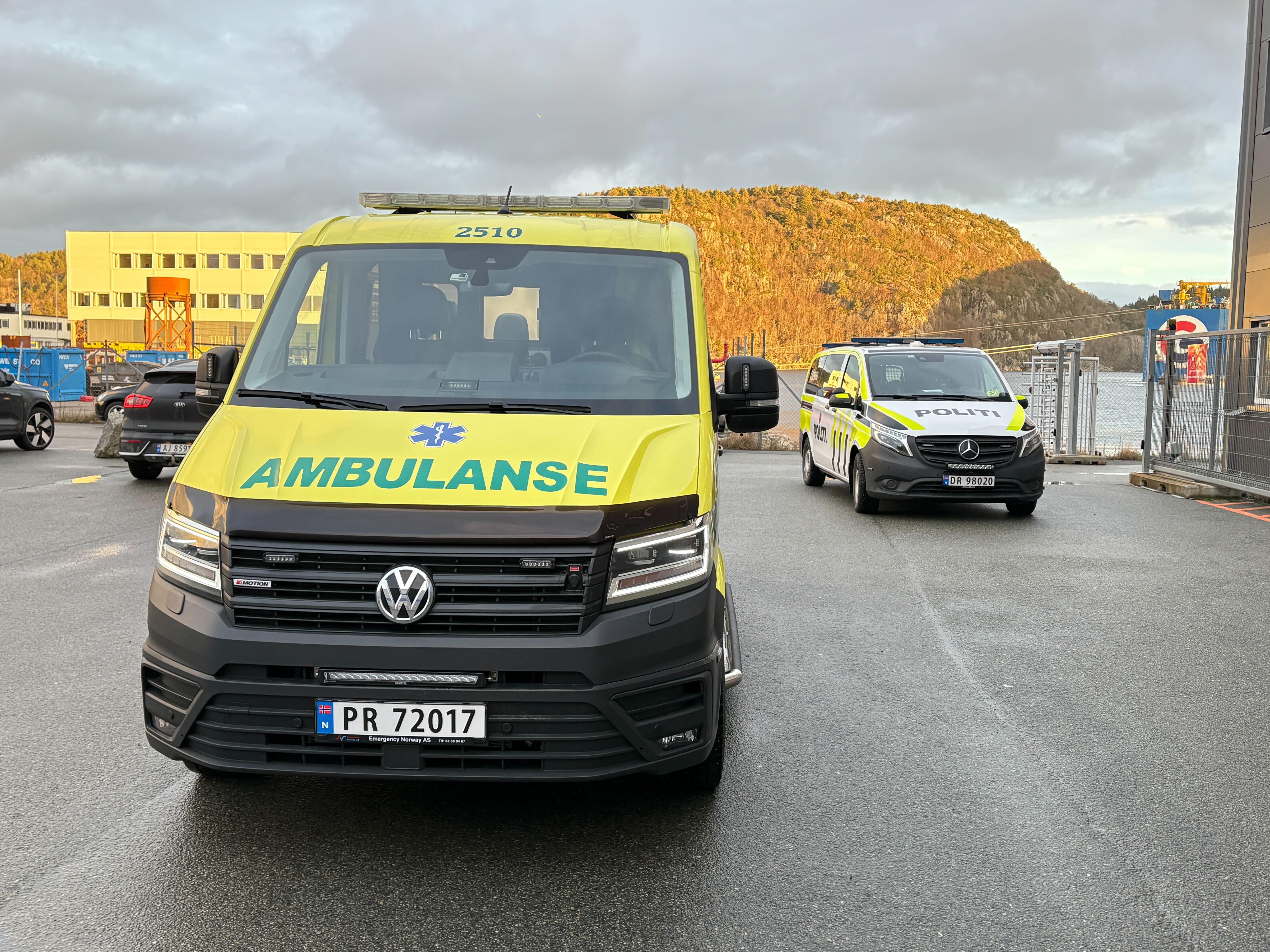 Båt har kantret. Tre personer havnet i vannet.