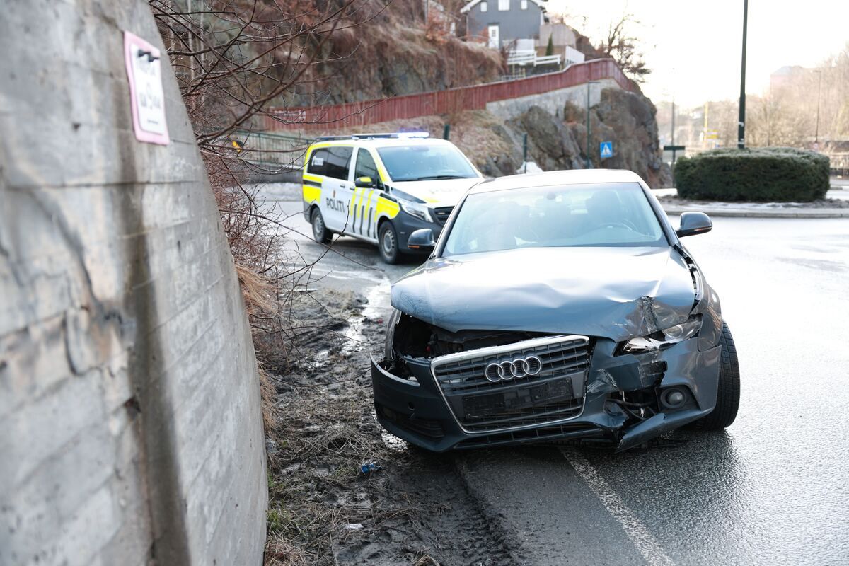 To biler har kollidert: – Veldig glatt