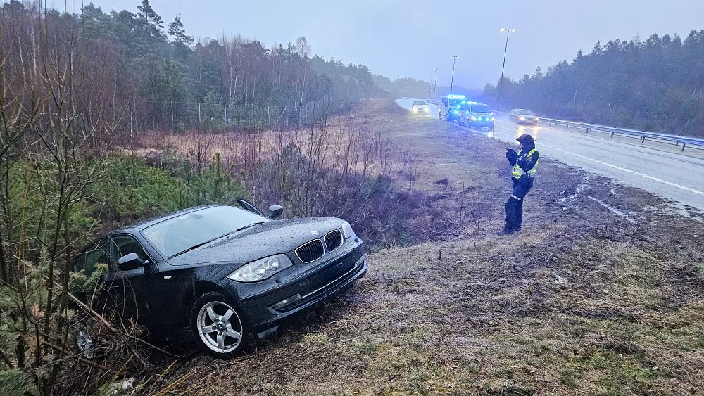 Fikk vannplaning på E18: – Står godt ute av veien
