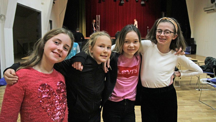 Talabalar bir-birlarini sikishadi va bir-birlarining ogziga singdirishadi