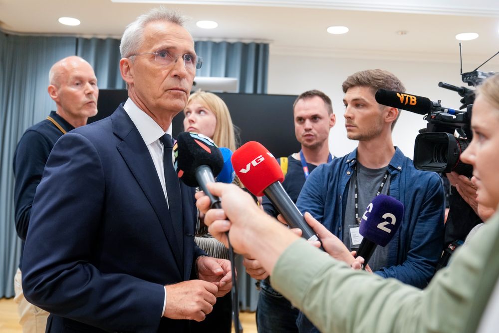 Raser etter pressekonferanse: – Stoltenberg har ikke kontroll