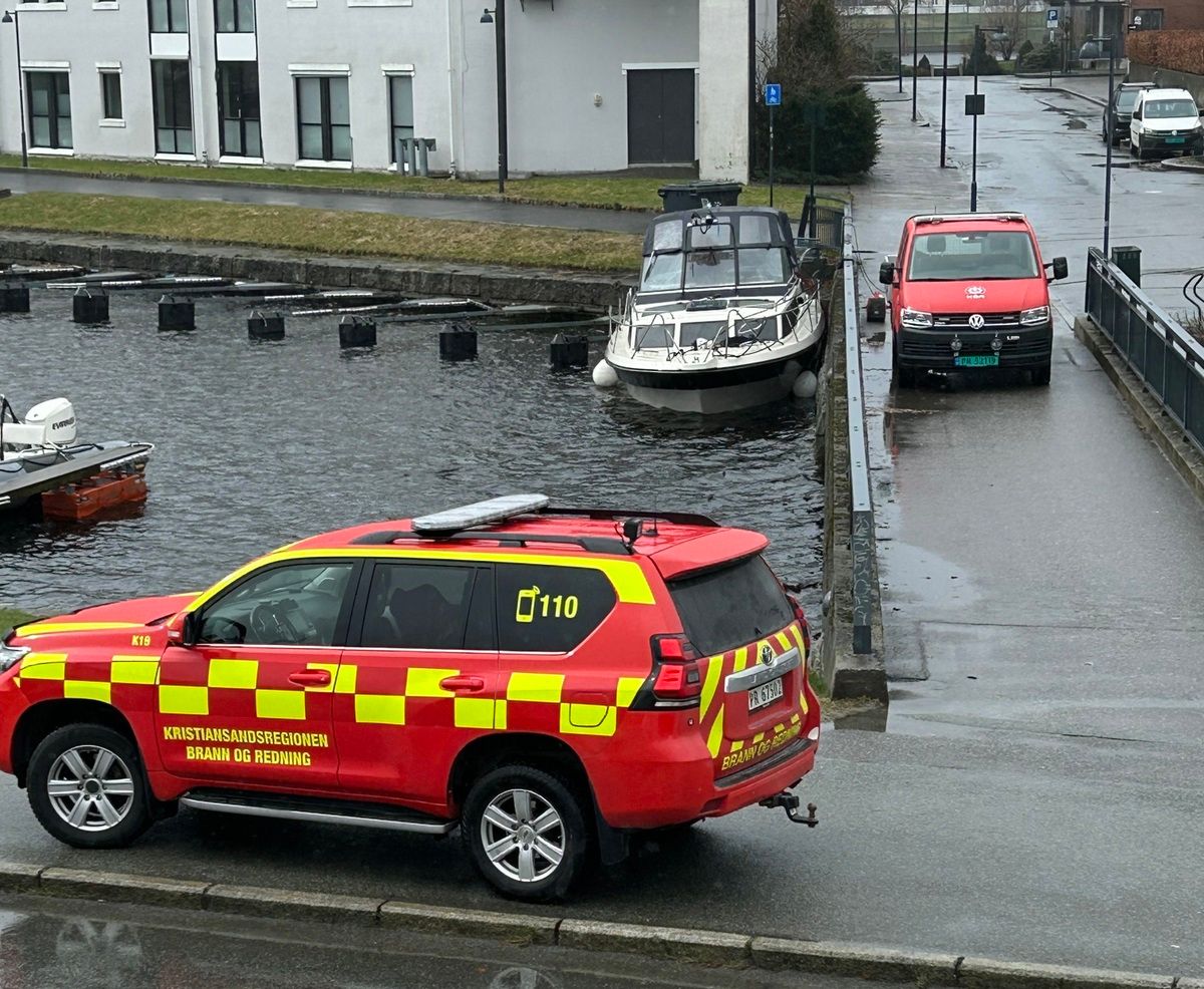 Brannvesenet har rykket ut: – Båt tok inn vann