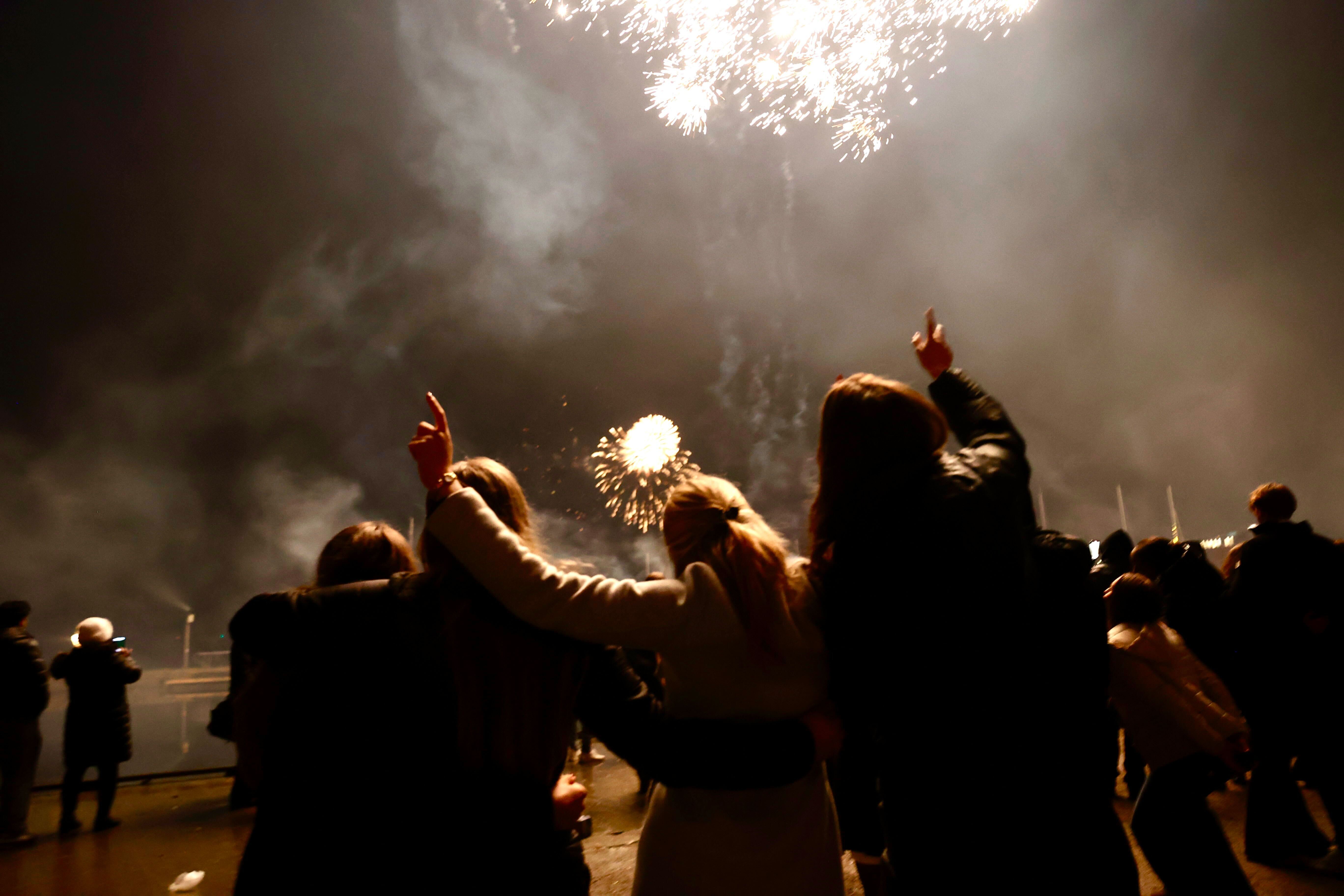 Mange samler seg til fyrver­keriet