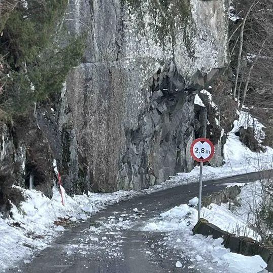 Bil truffet av isras – stenger veien