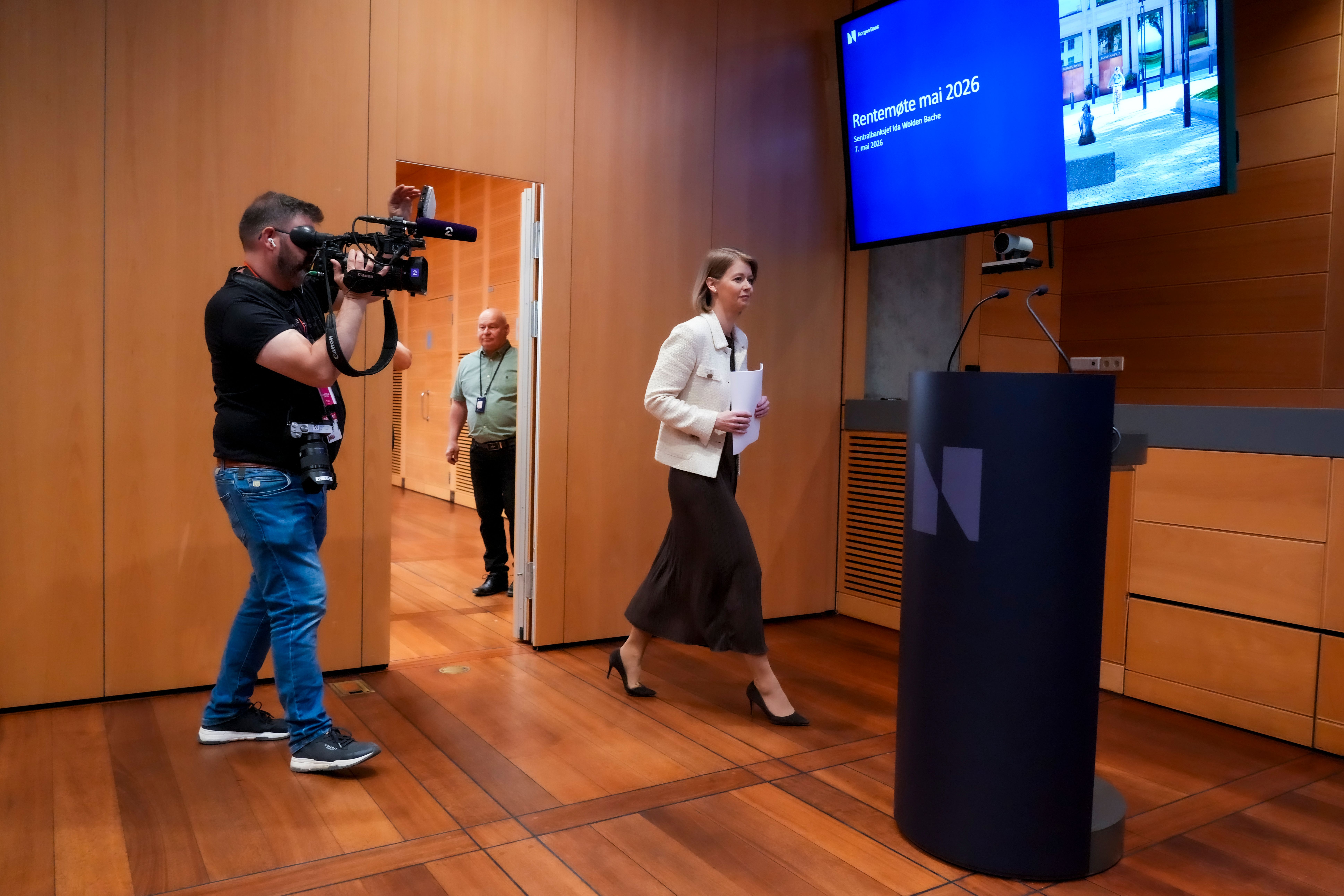 Svarer på rente­kritikken: – Vi må reagere