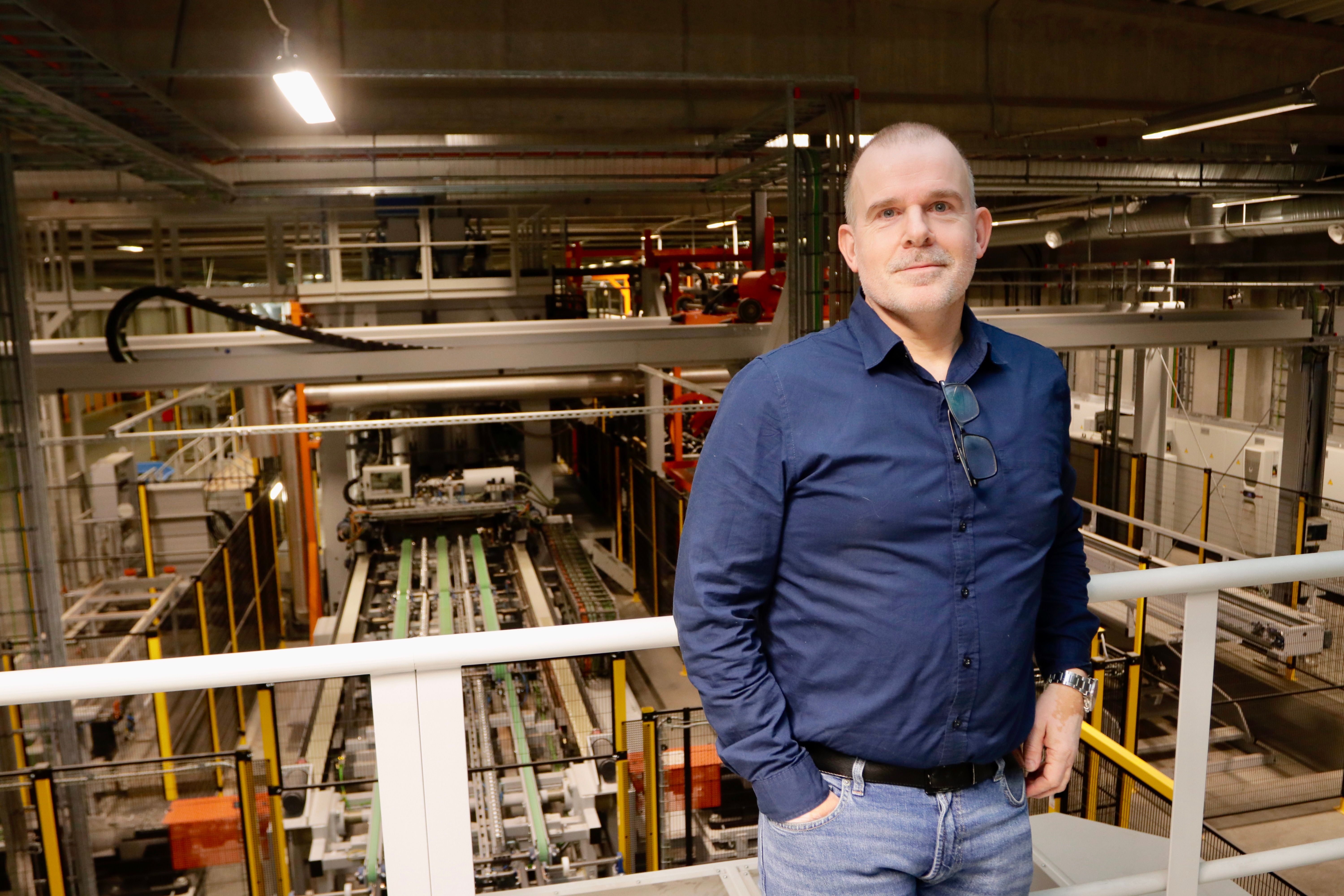 Har gått gradene ved hjørne­steins­bedriften - nå er han fabrikk­sjef