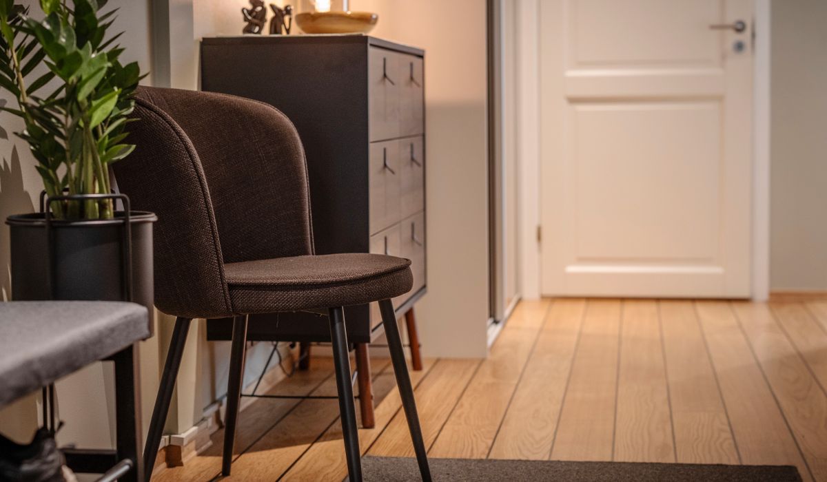 Når kveldsvakten kommer, hyler kvinnen av smerte. Hun har brukket lårhalsen og må opereres.