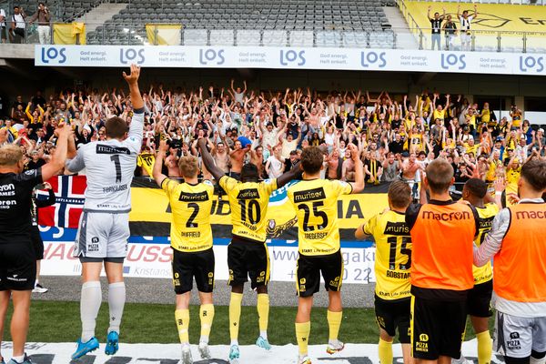 Start-jubel med fans etter fotballkampen mellom Start og Jerv på Sparebanken Sør Arena i Kristiansand. Foto: Tor Erik Schrøder / NTB.