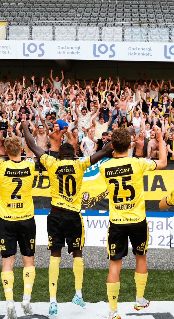 Start-jubel med fans etter fotballkampen mellom Start og Jerv på Sparebanken Sør Arena i Kristiansand. Foto: Tor Erik Schrøder / NTB.