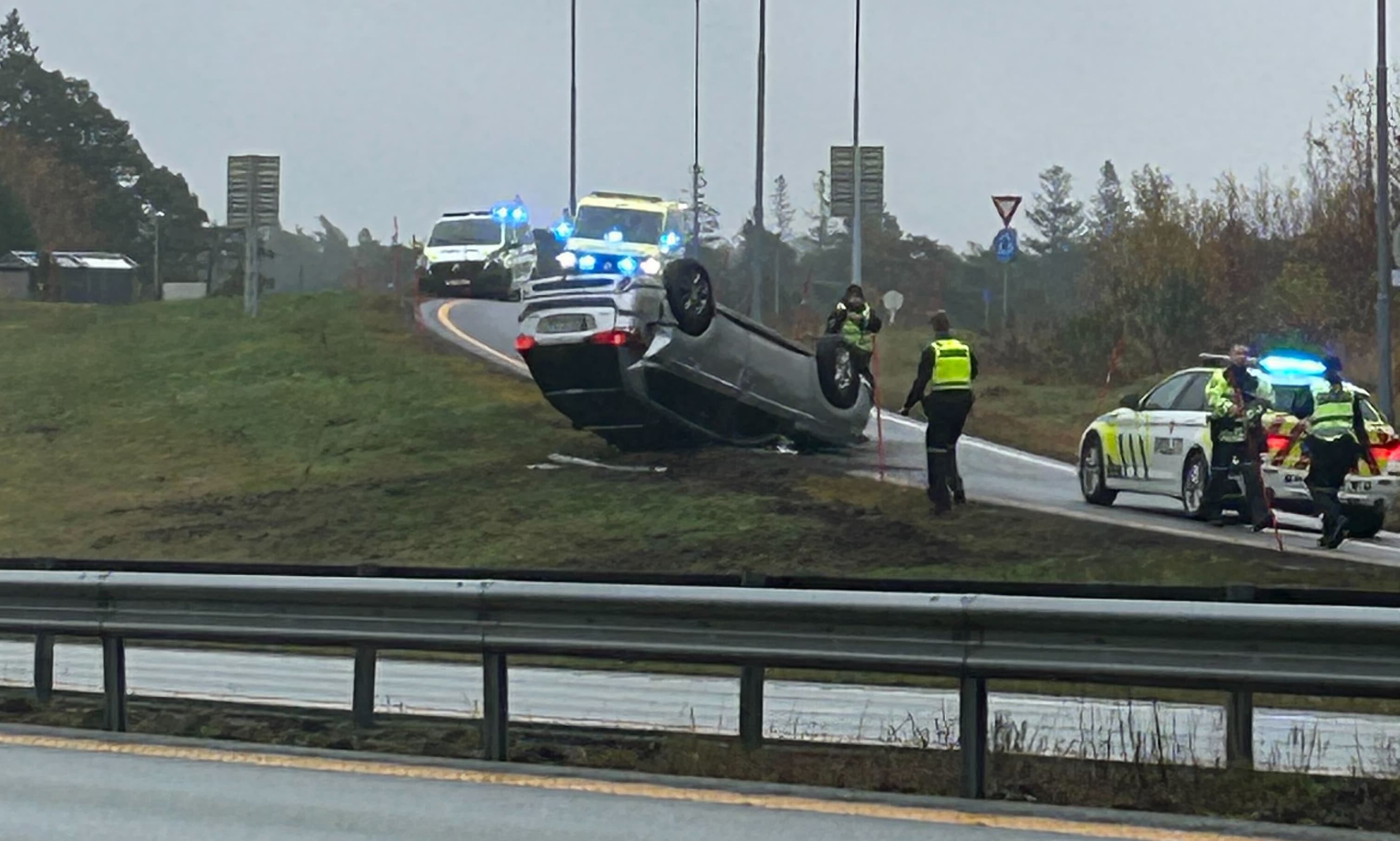 Bil på taket på E18