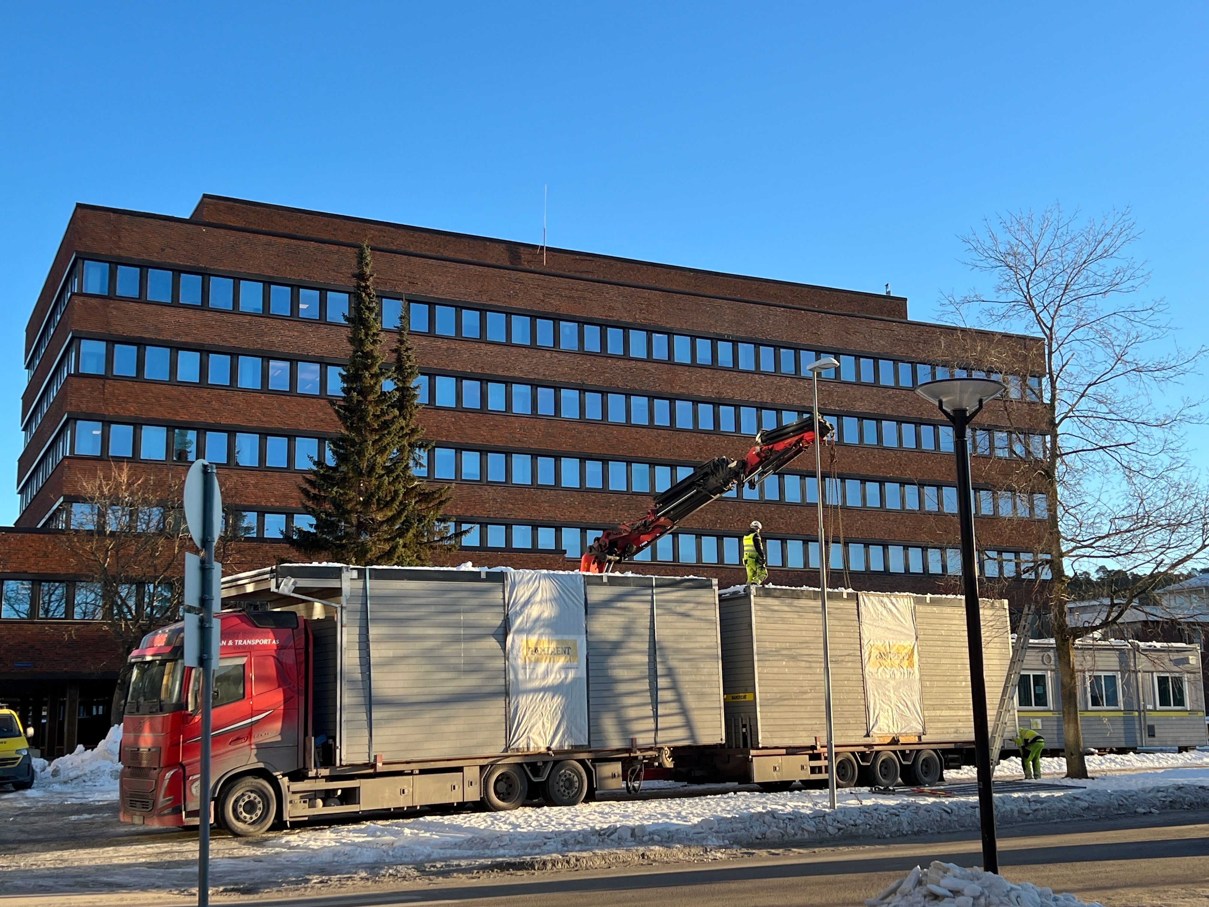 Det ryddes utenfor rådhuset, men forskjøn­ning må vente - steinkjer24.no