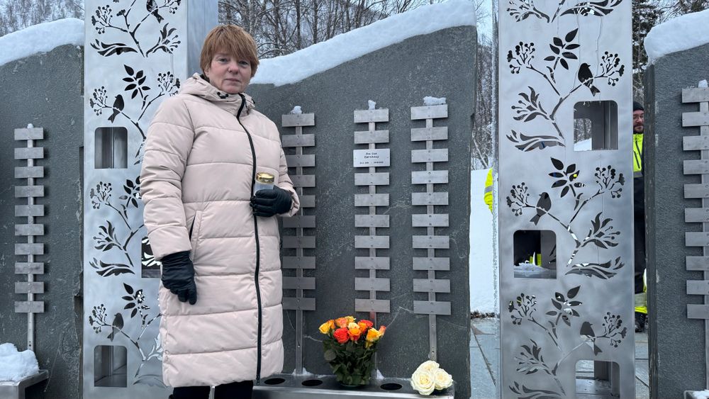 Første urne satt ned på Elvestrand: – Det føltes bedre å ha henne her