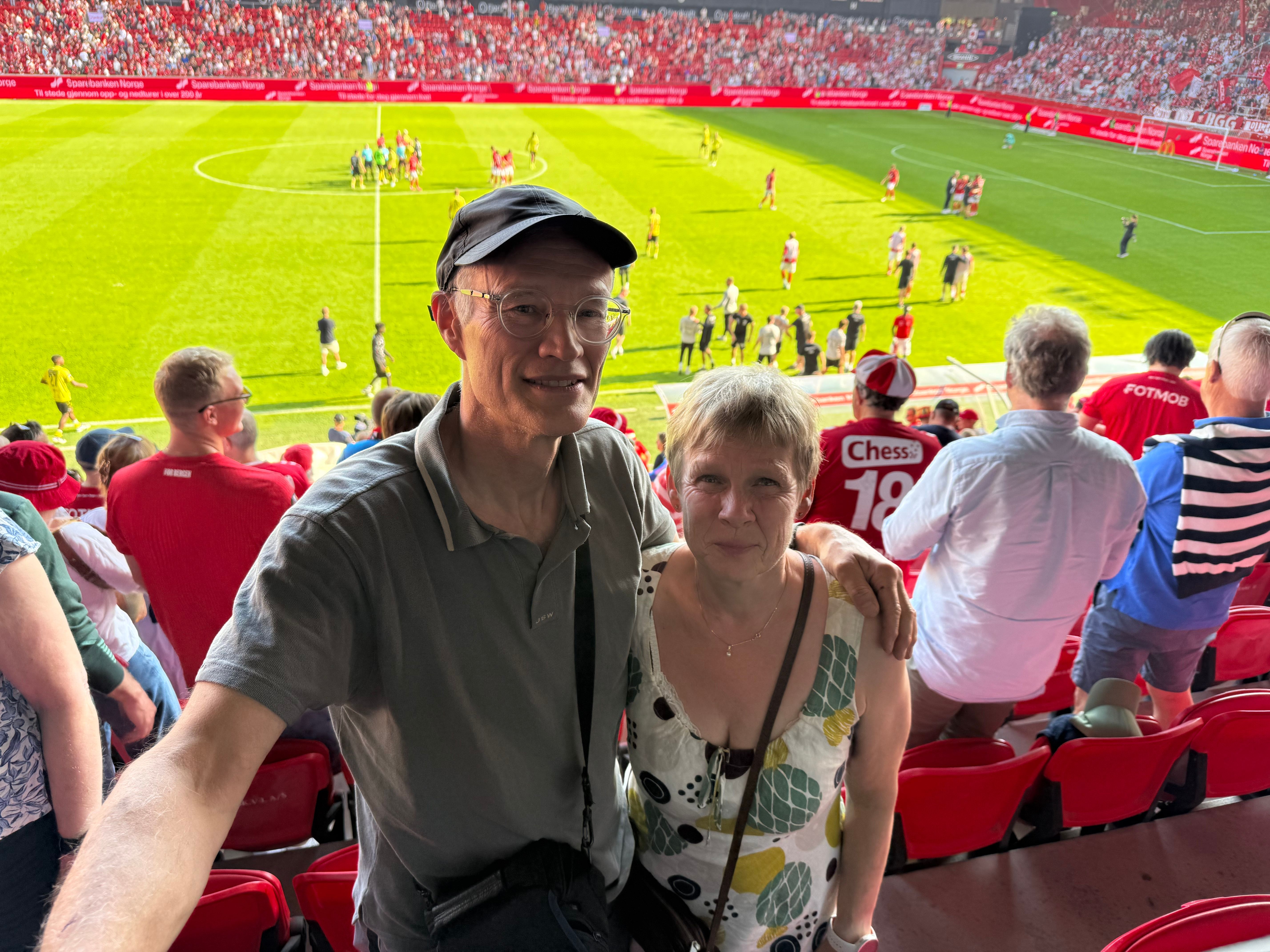 Sto midt blant Brann-fansen. Så scoret sønnen.