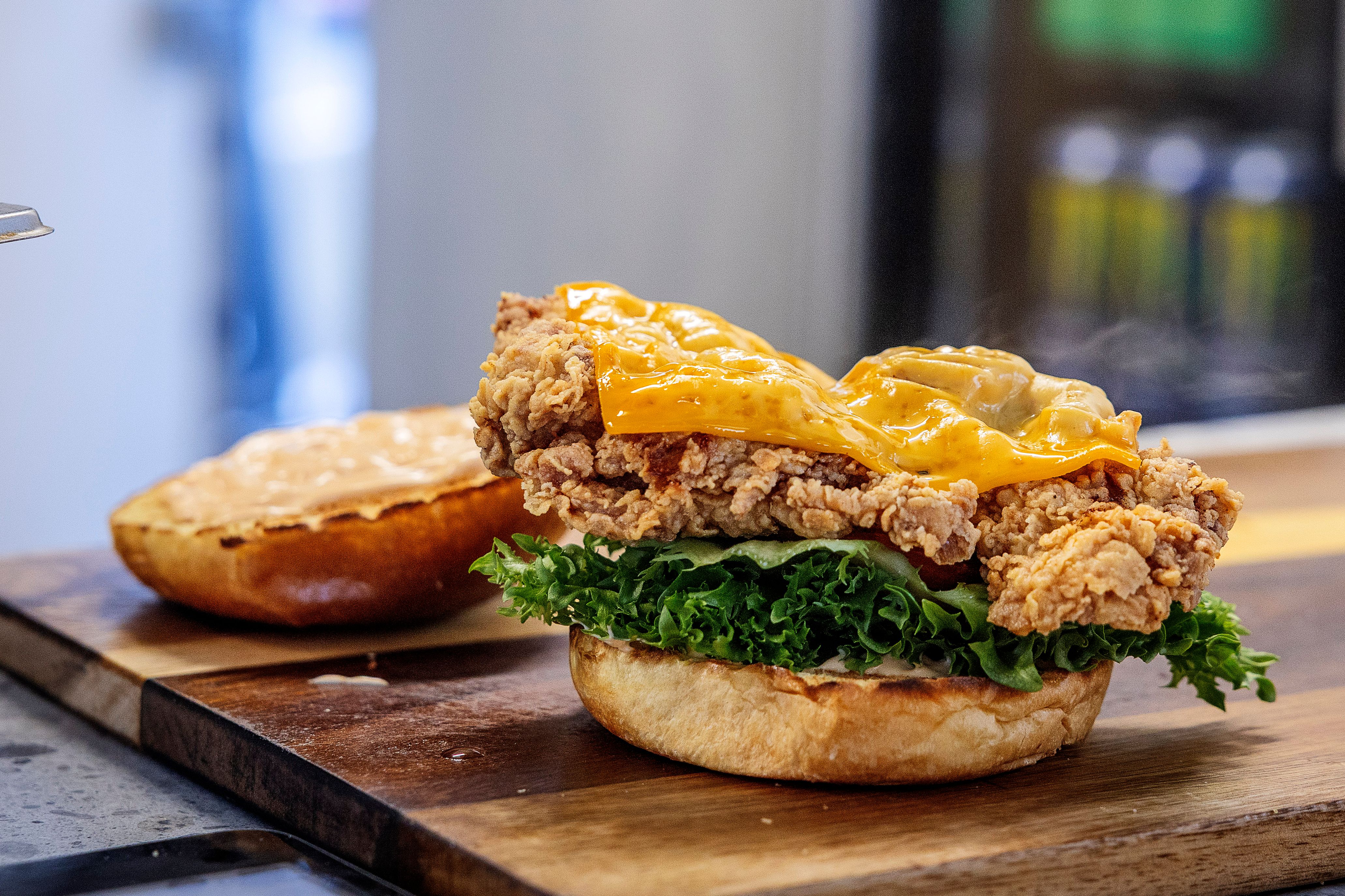 – Noe bør knase med det navnet