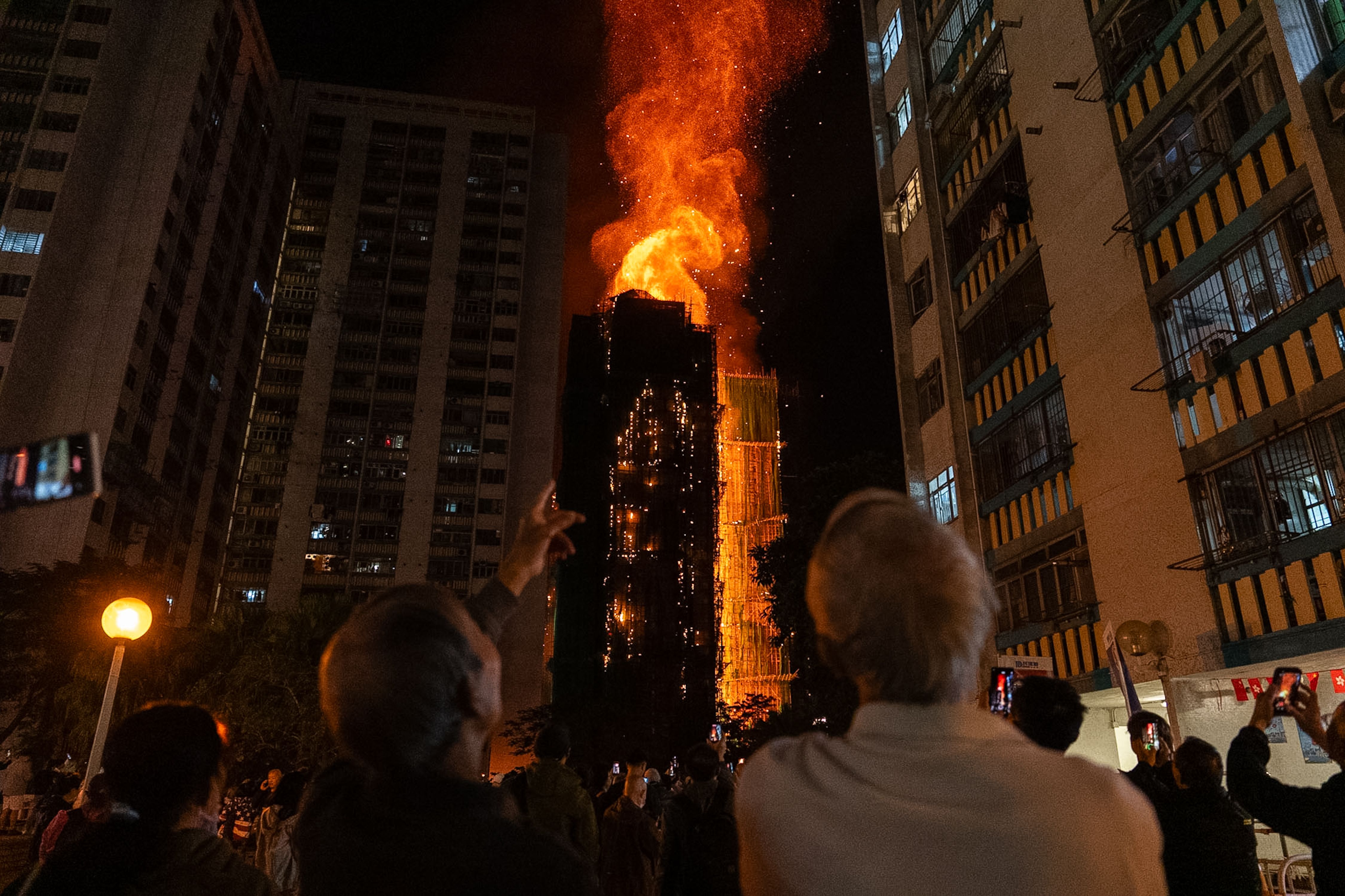 Hongkongs leder: Nesten 300 savnet etter storbrannen