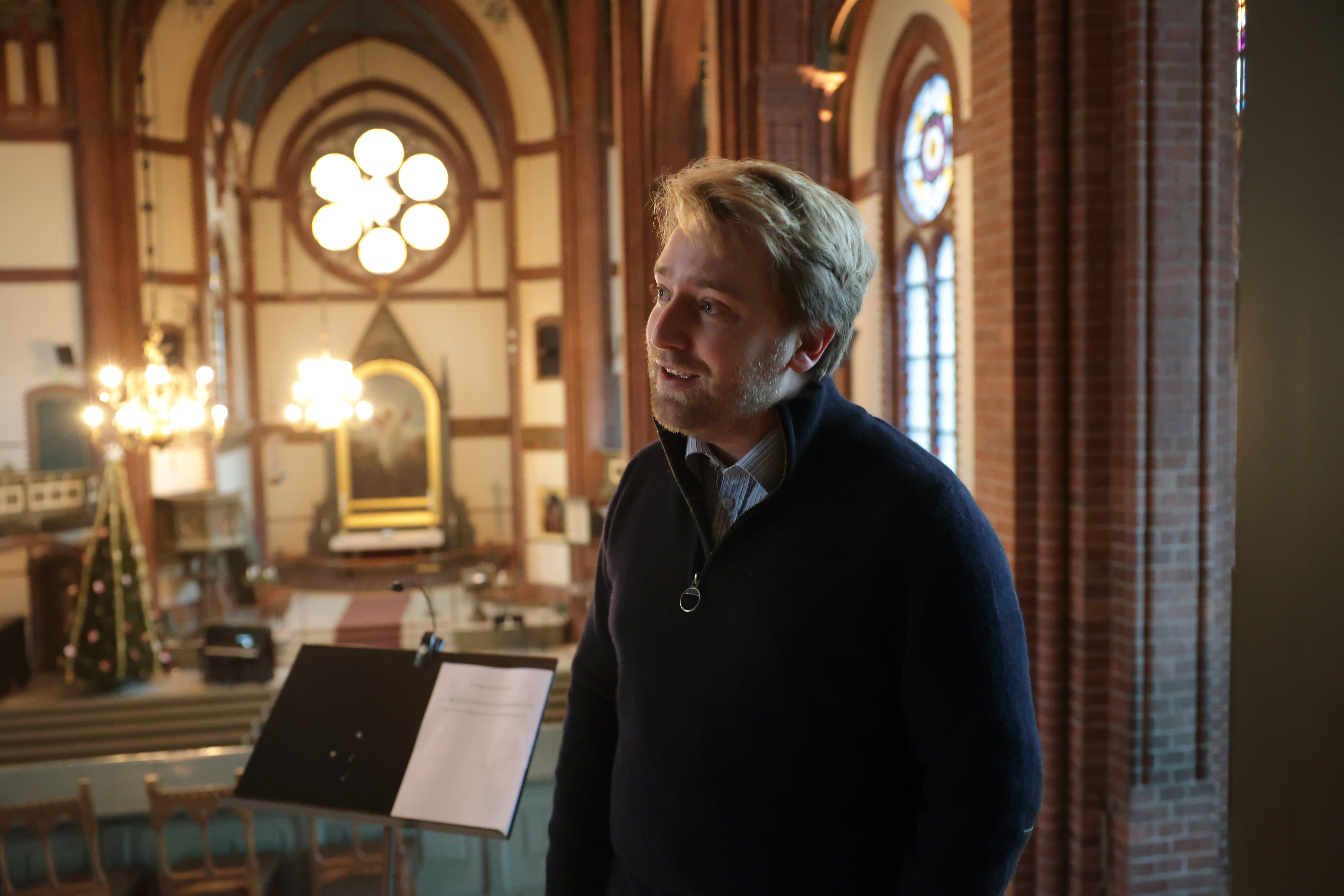 Stortingspolitikeren tror ikke på Gud. Men mener alle foreldre må sende barna sine i kirka.