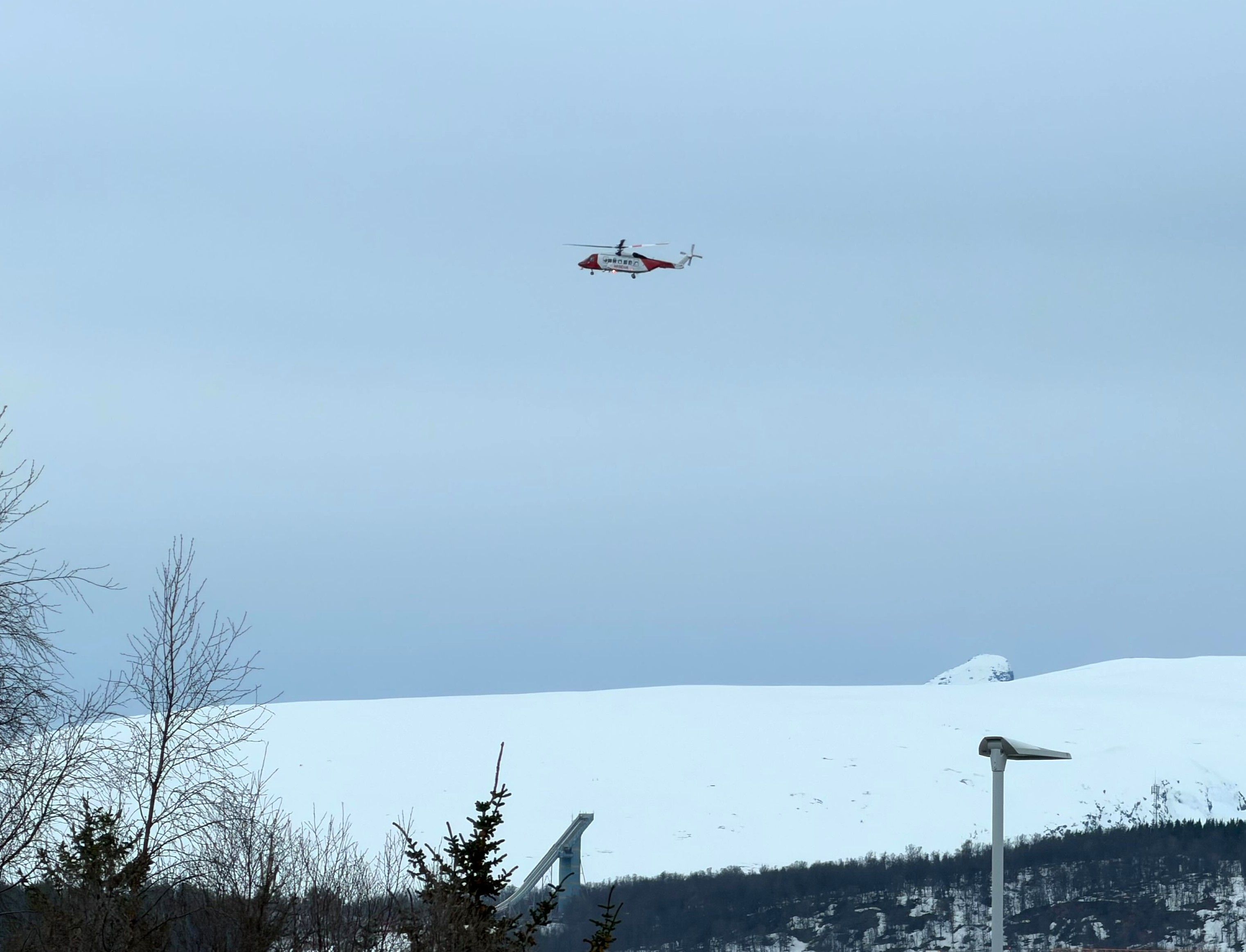 Mulig person i sjøen – nødetater og redningshelikopter er ute
