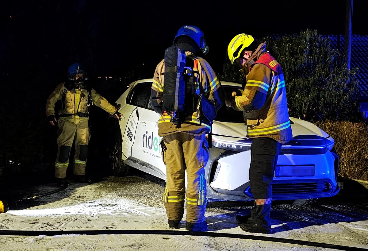 Forbi­passe­rende oppdaget brann i taxi