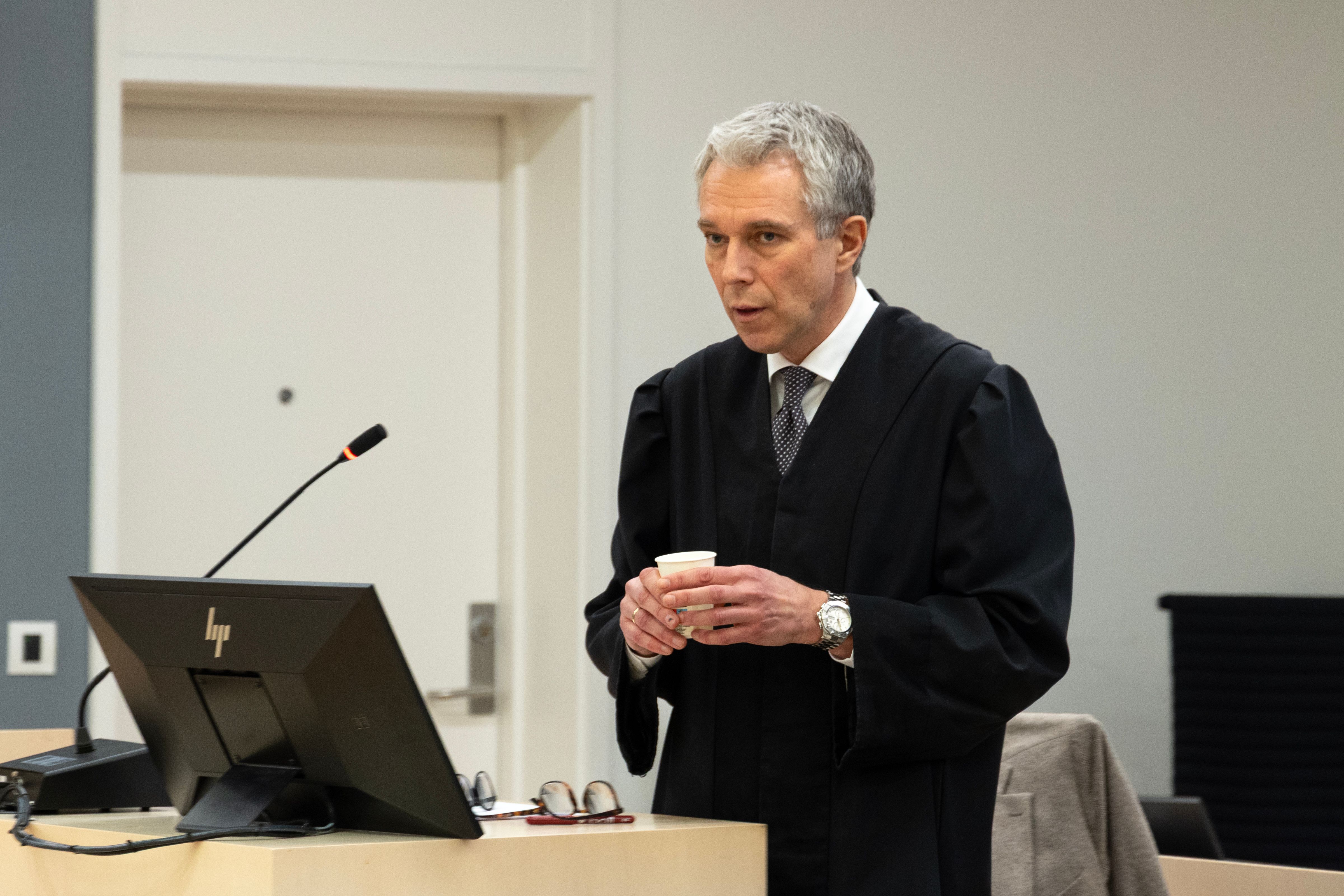 «At han tar seg ukritisk til rette overfor jenter – det er det ikke dekning for»