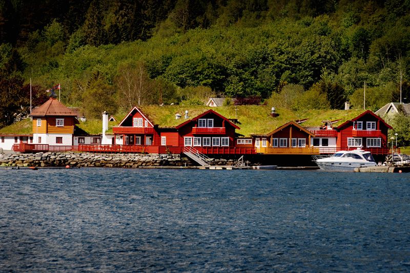 Kjøper eventyrhotellet - smp.no