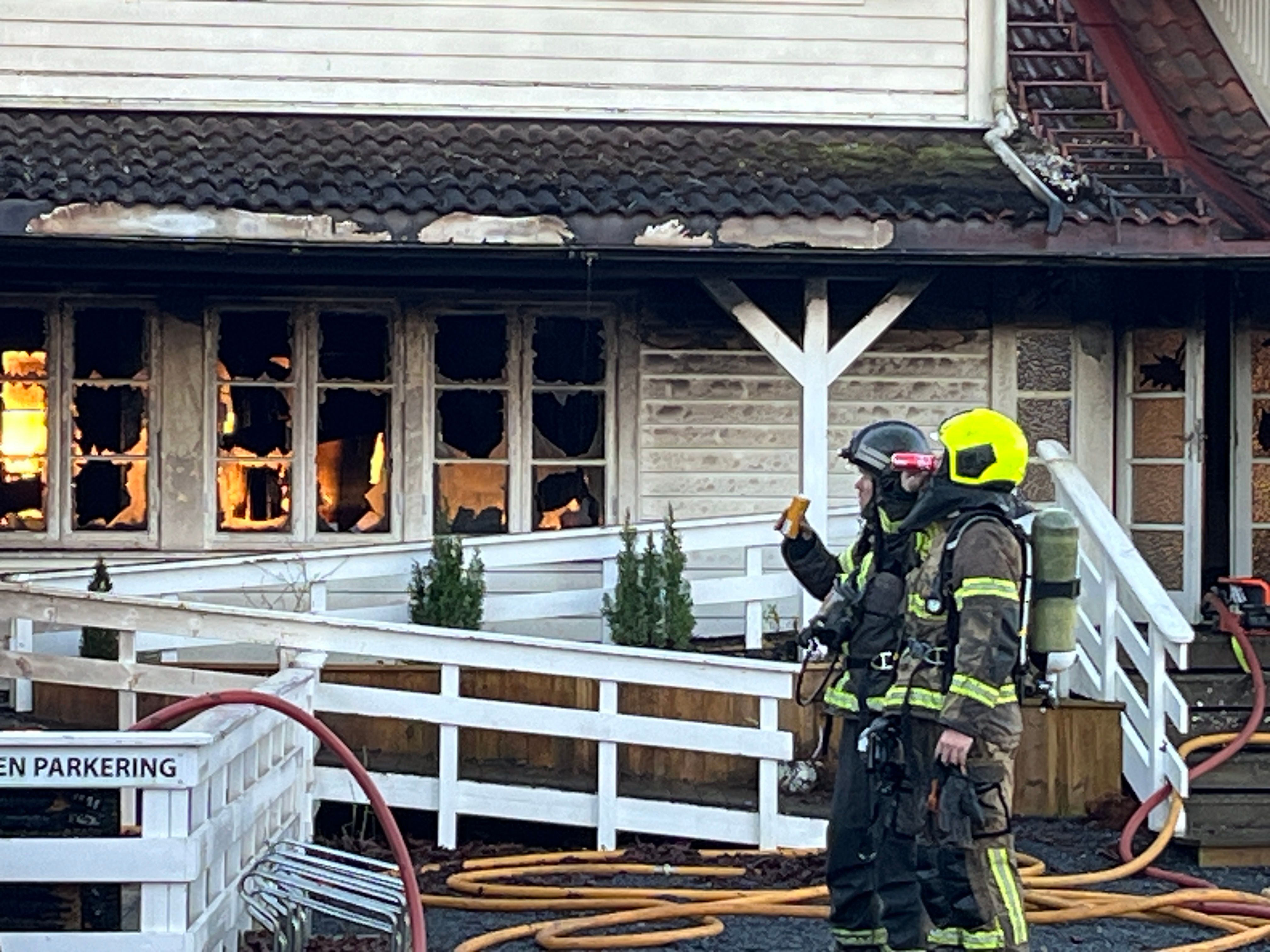 Pensjonat brant: – Forsøker å redde det vi kan