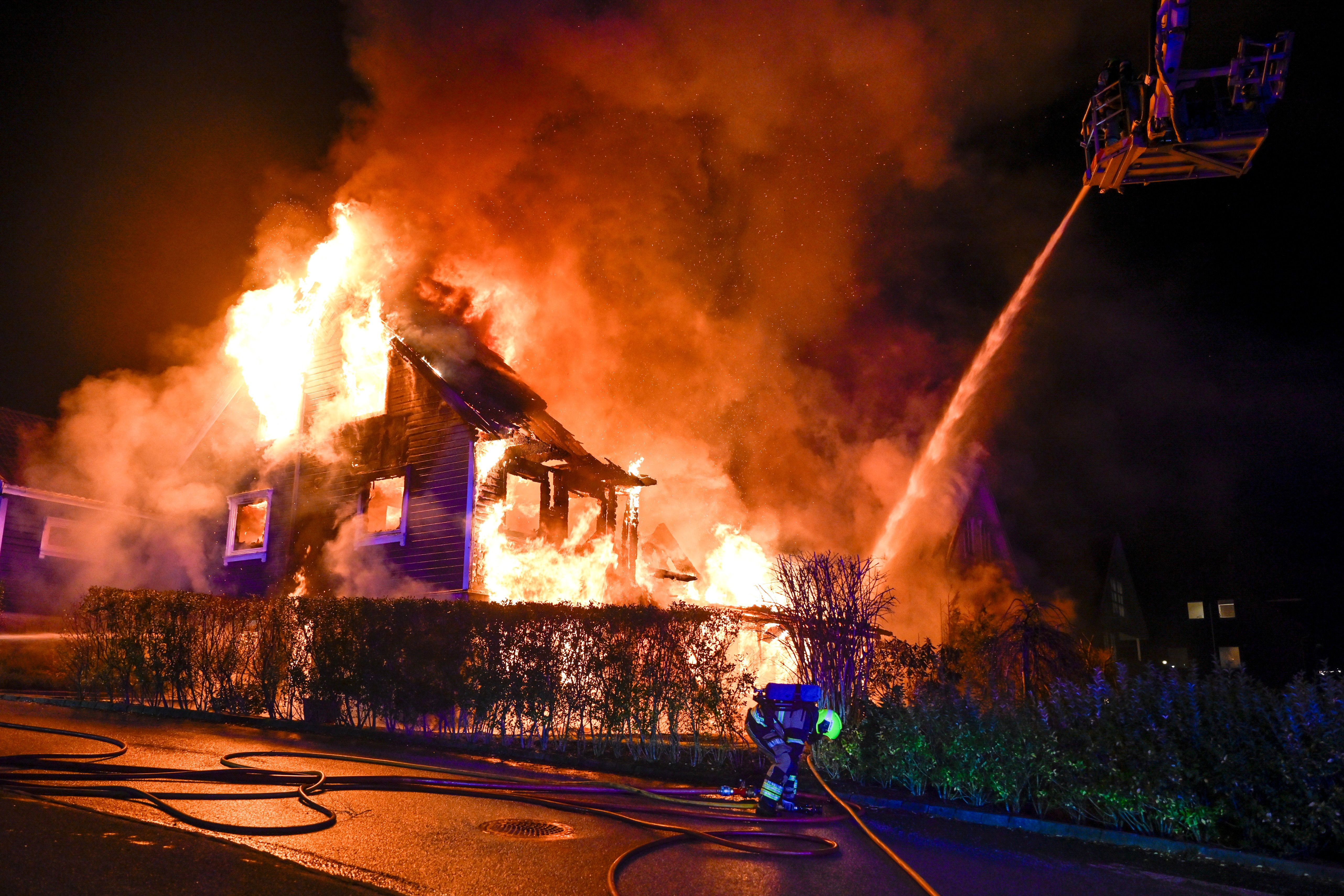 To boliger i brann i Sandnes – 18 boenheter evakueres
