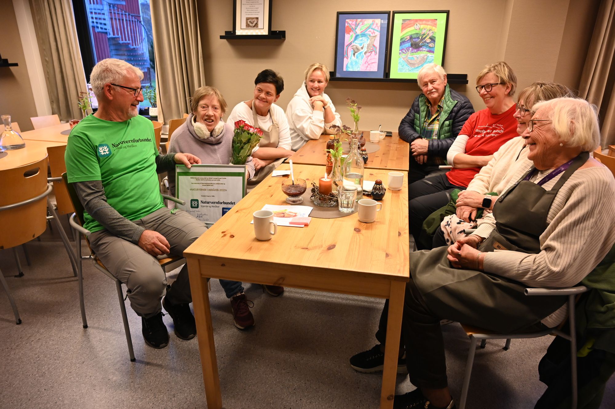 Prisvinneren blant venner og bekjente. F.v. Karstein Sandvik, Ann-Jeanette Brandtzæg-Sand, Laila Brandtzæg-Sand, Ingar Brandtzæg-Sand, Gina Evelyn Strøm, Anne Blæstervold og Karin Sandvik.