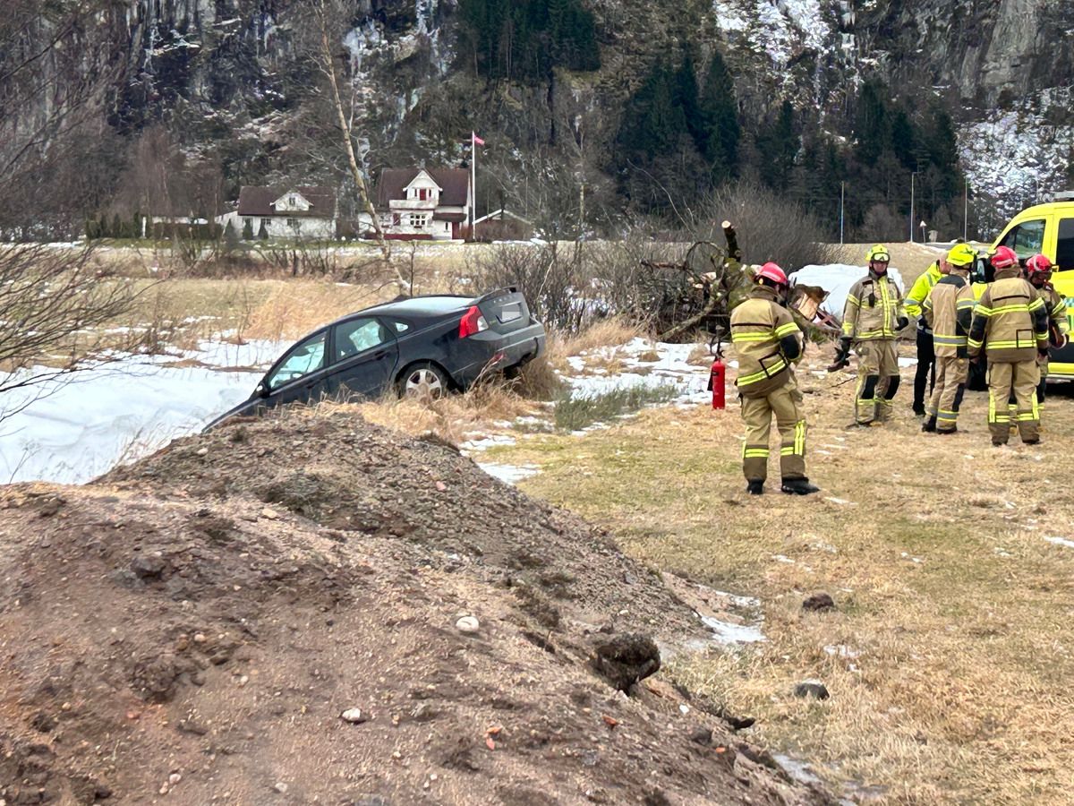 Bil har kjørt utfor veien